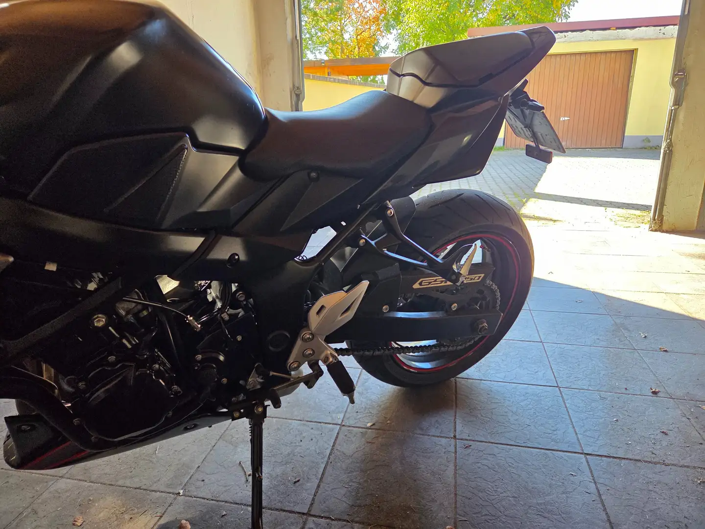 Suzuki GSR 750 Negro - 2
