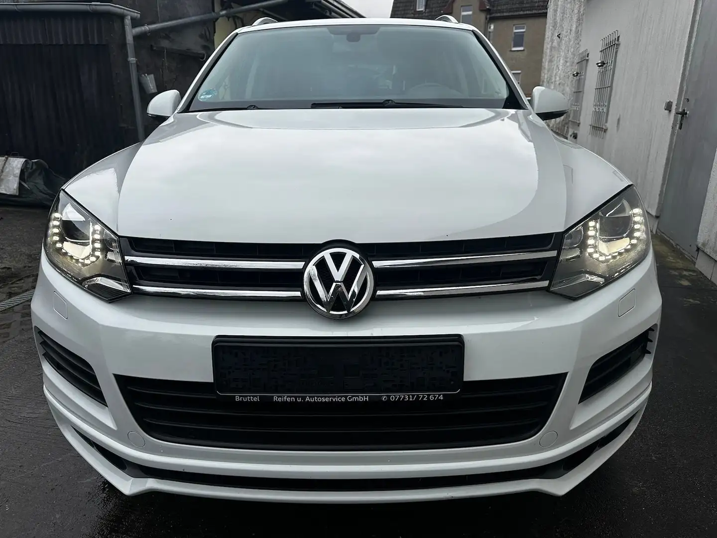 Volkswagen Touareg 3.0 V6 TDI BMT R-Line*Ahk*Xenon*Pano*Pdc Weiß - 2