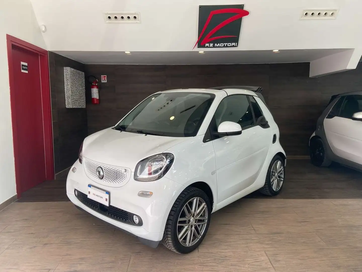 smart forTwo Cabrio 0.9 t Suitegrey white 90cv twinamic-ITA Weiß - 1
