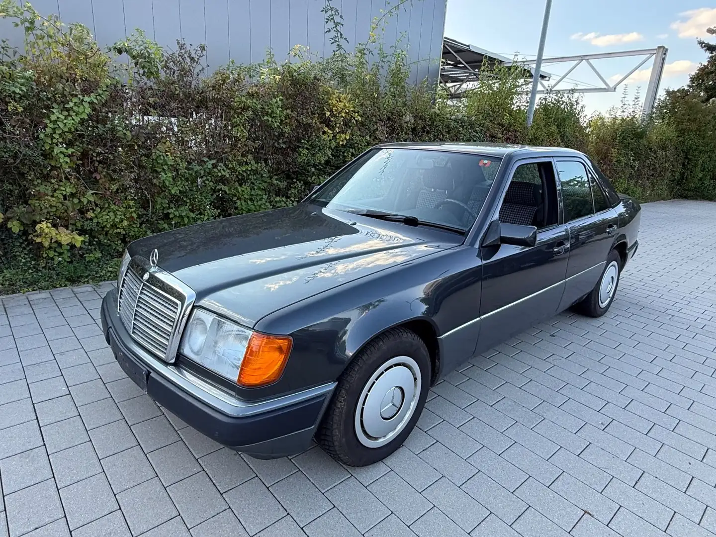 Mercedes-Benz E 230 *1Hand*Top*Klima*Automatik Schwarz - 2