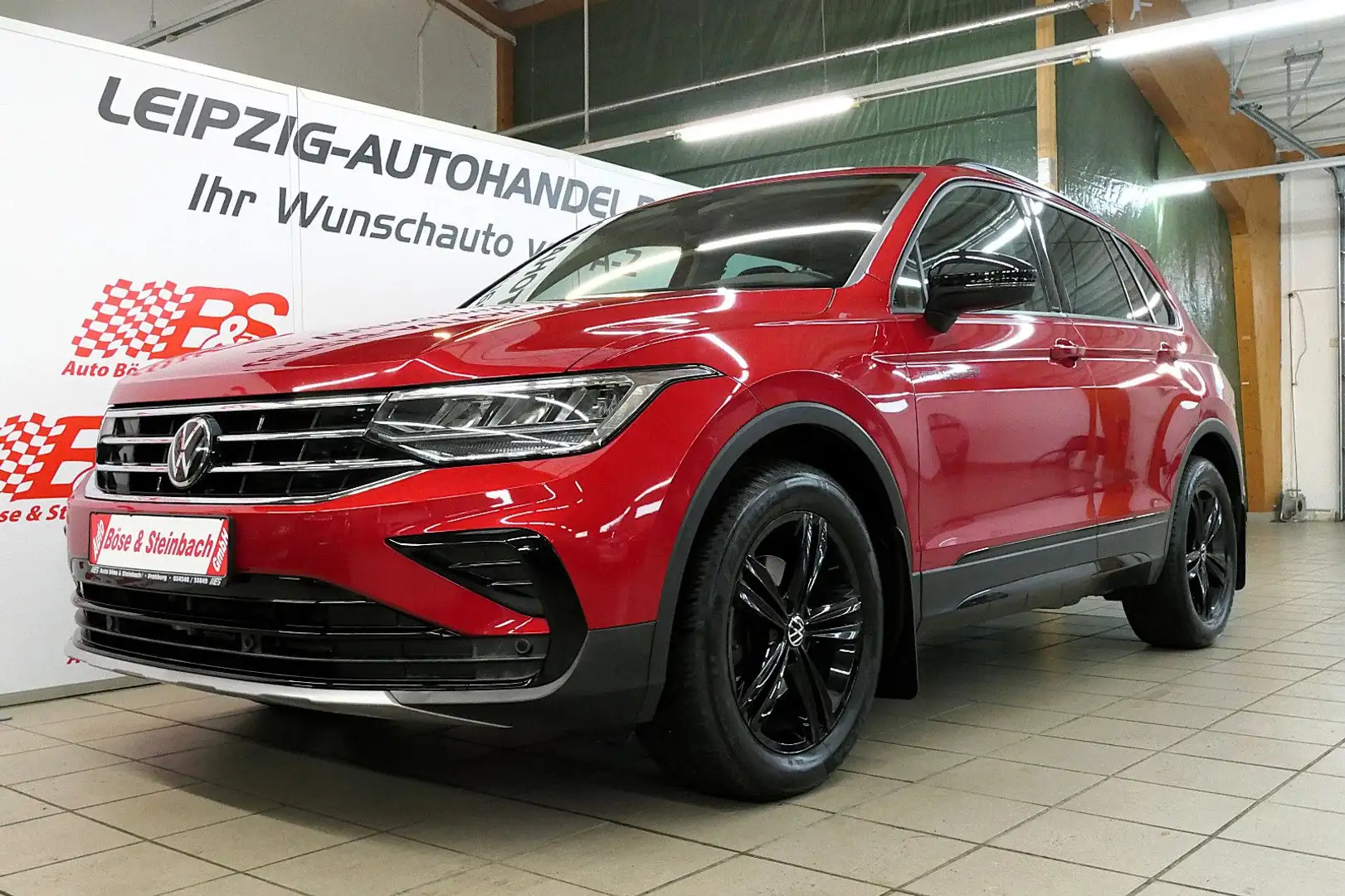 Volkswagen Tiguan Urban Sport 2,0 TDI *AHK*LED*SHZ*PDC*APP* Rouge - 1