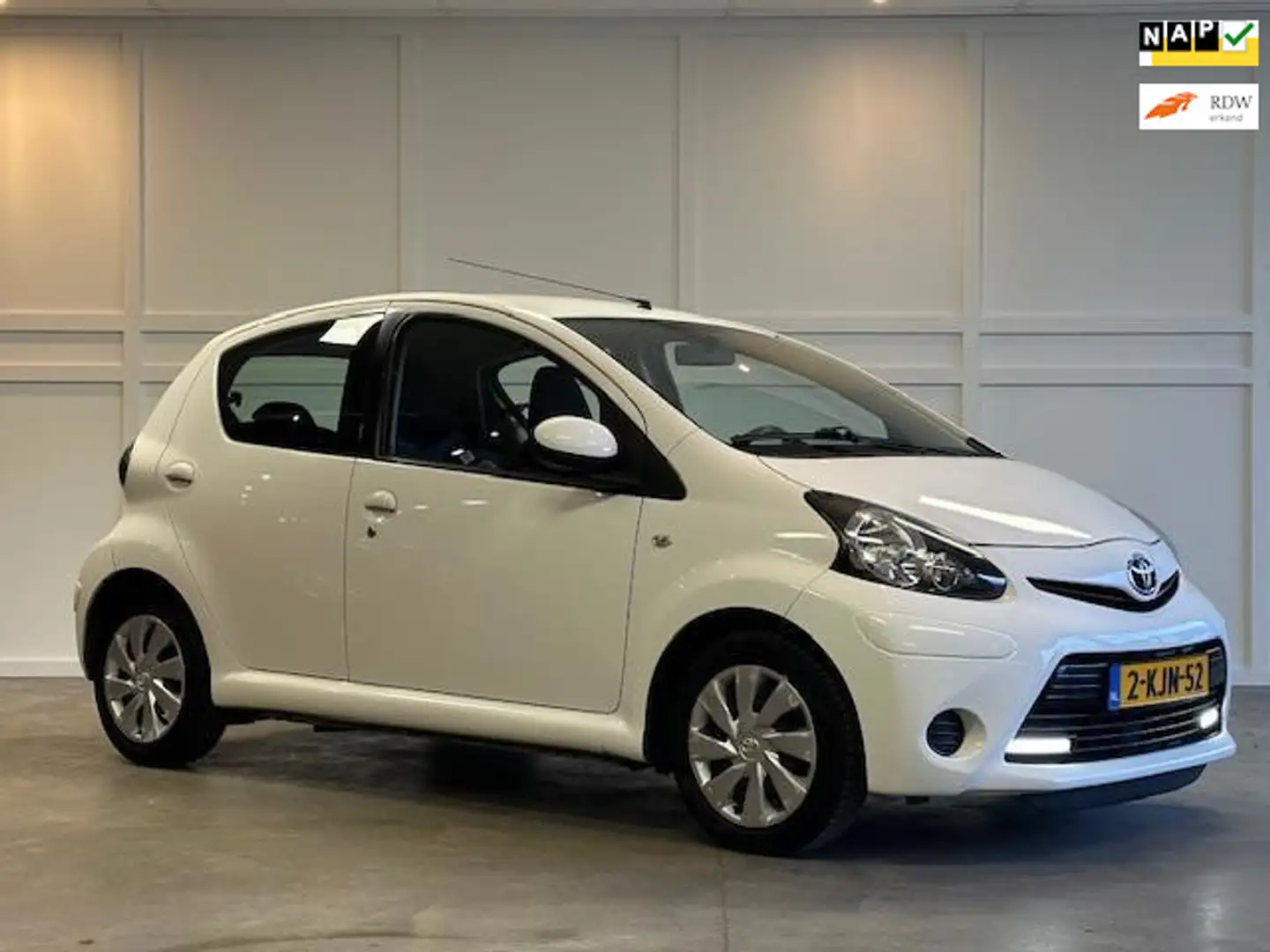 Toyota Aygo 1.0 VVT-i Aspiration / 2013 / Airco Wit - 1