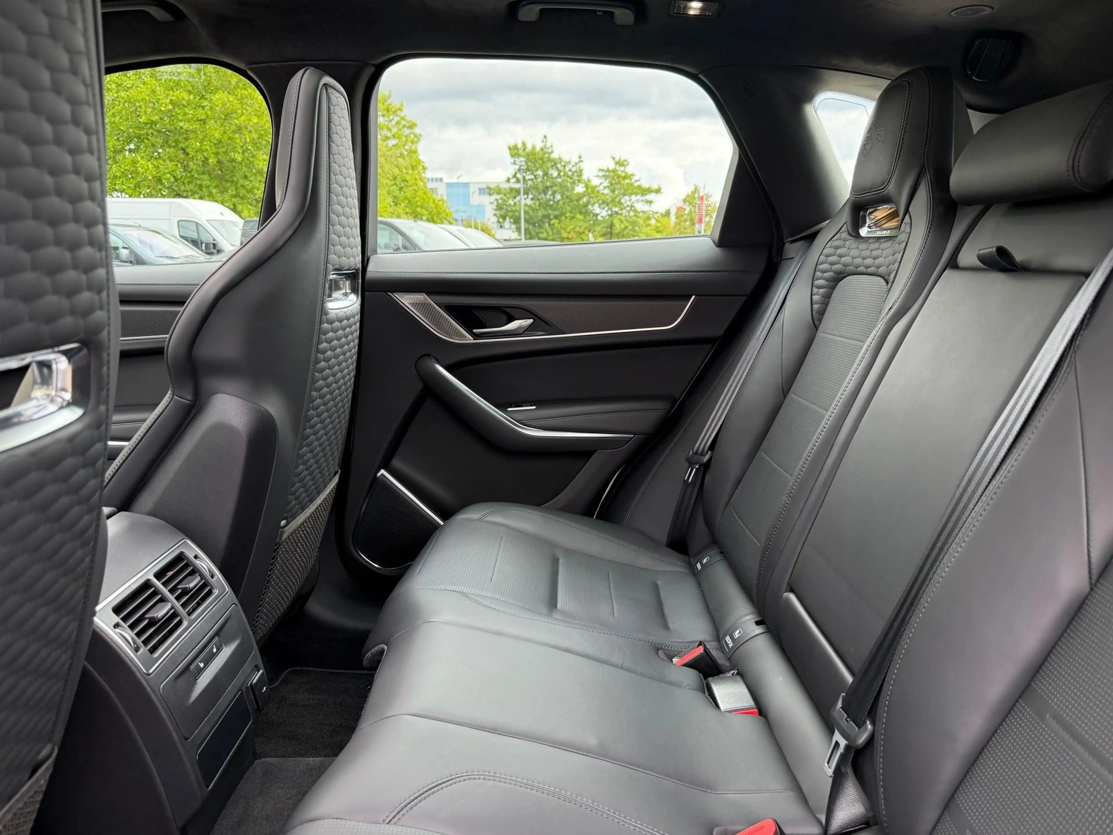 Jaguar F-Pace P550 SVR AWD 405 kW (551 PS), Autom. 8-Gang, Al... — photo 12