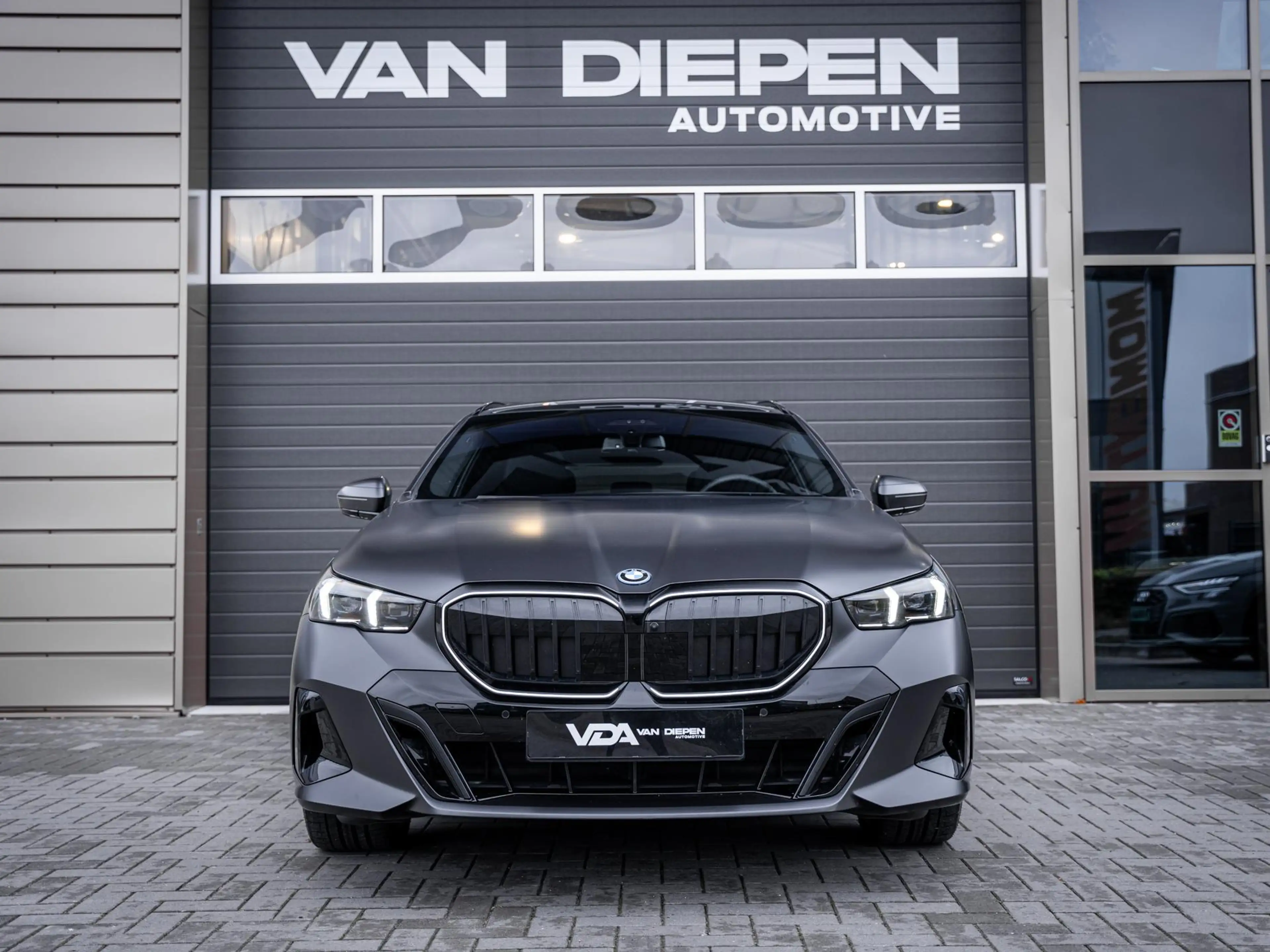BMW 550 5-serie Touring 550e xDrive M-Sport l Bowers/wilk — photo 3