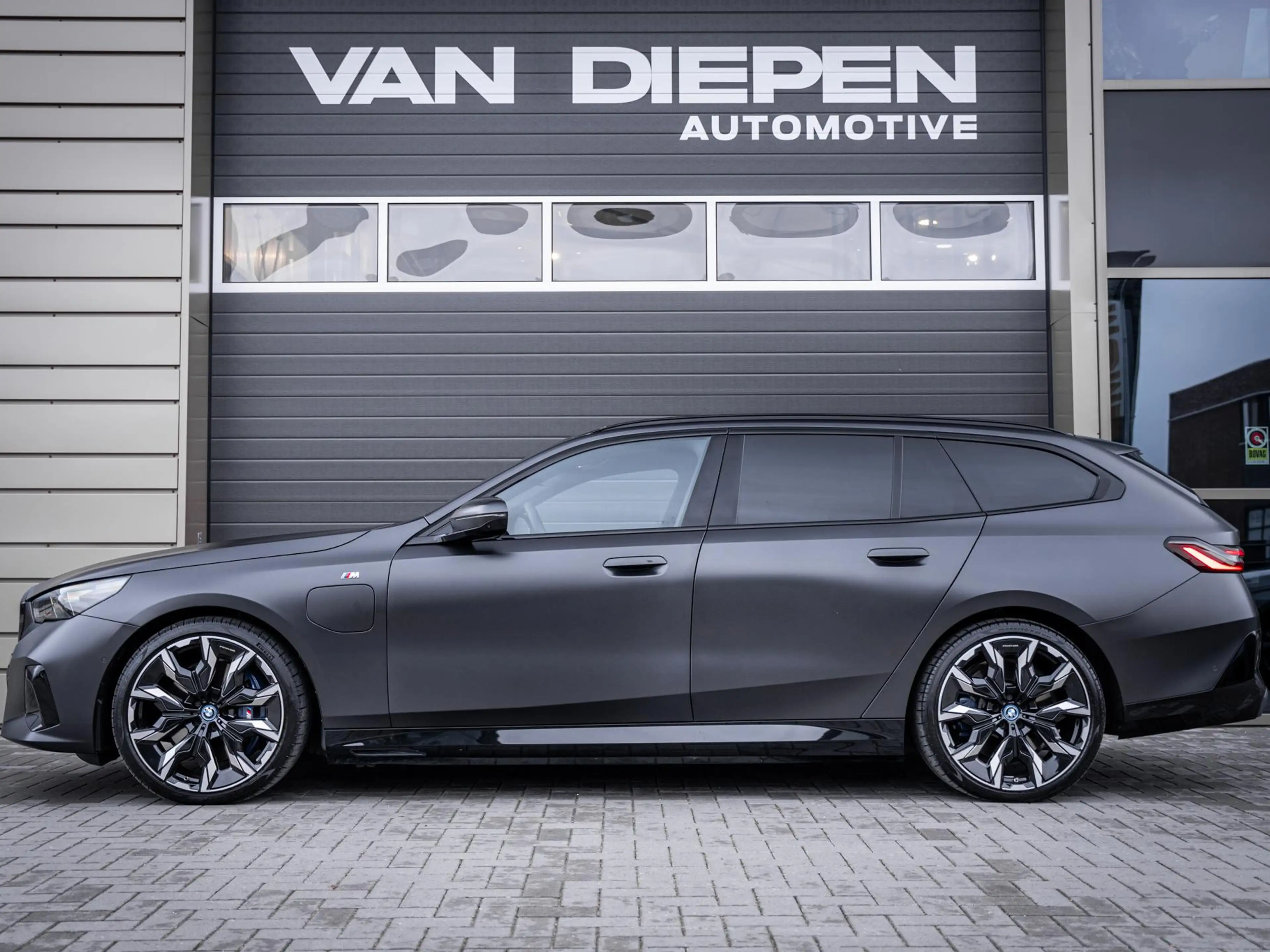 BMW 550 5-serie Touring 550e xDrive M-Sport l Bowers/wilk — photo 9