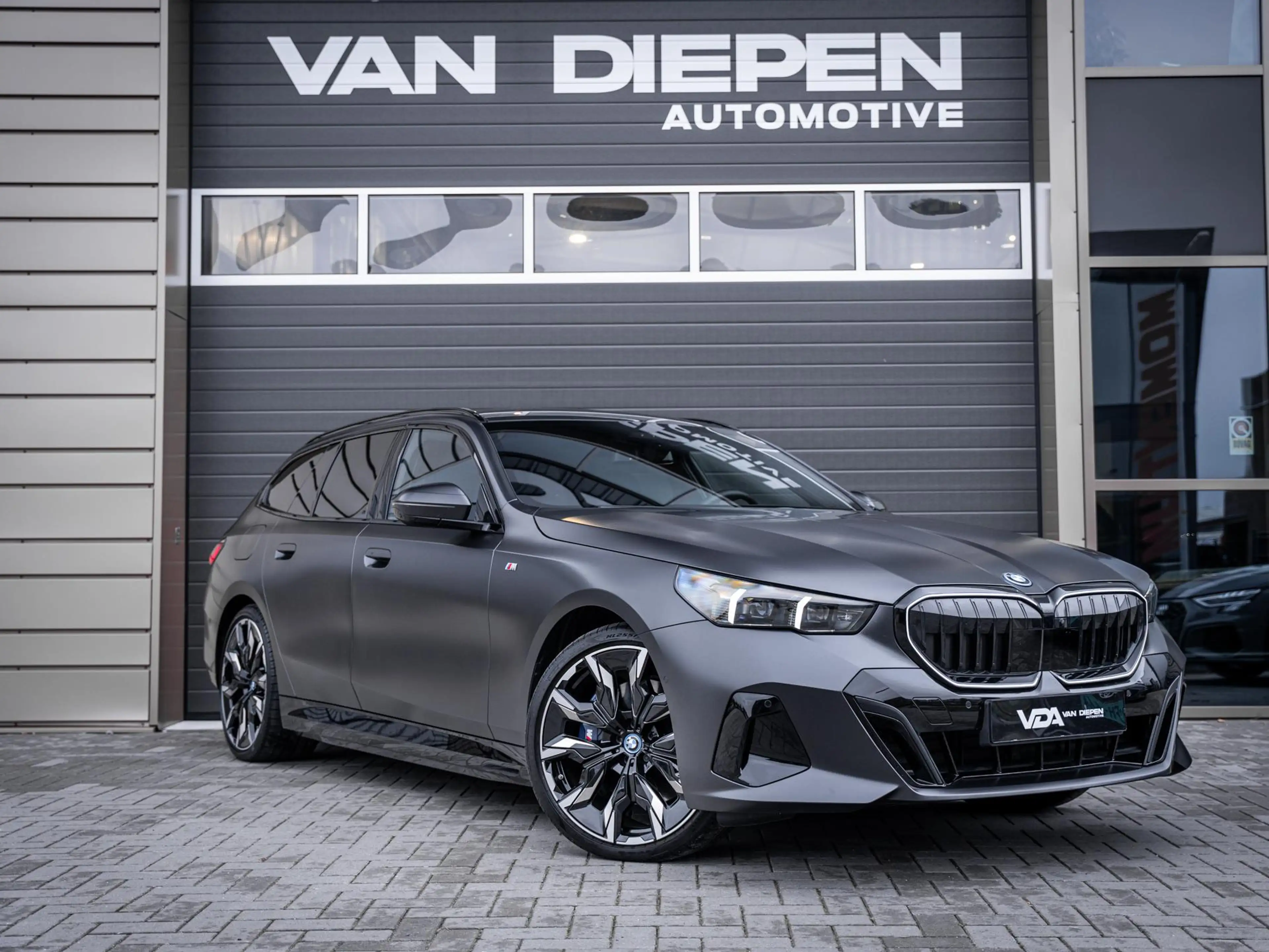 BMW 550 5-serie Touring 550e xDrive M-Sport l Bowers/wilk — photo 4