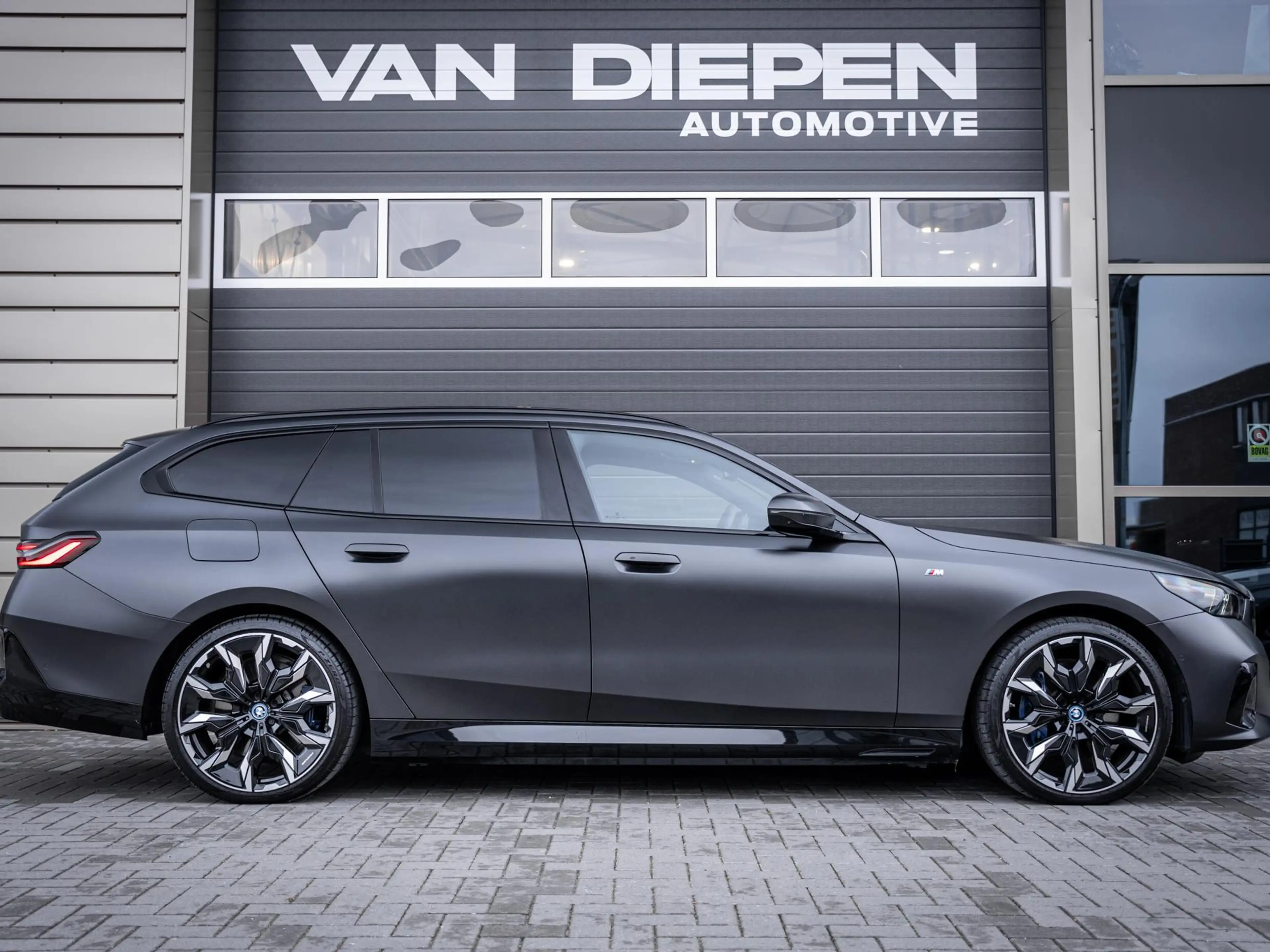 BMW 550 5-serie Touring 550e xDrive M-Sport l Bowers/wilk — photo 5