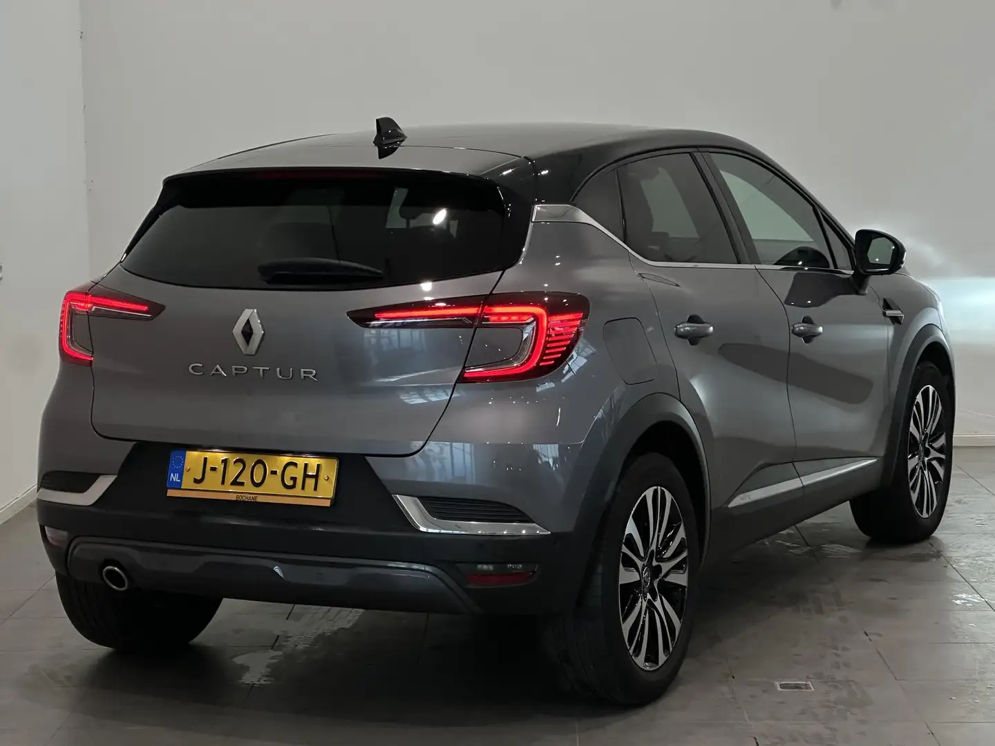 Renault Captur 1.3 TCe 130 EDC Initiale Paris | Leder | Navigatie Gris - 2