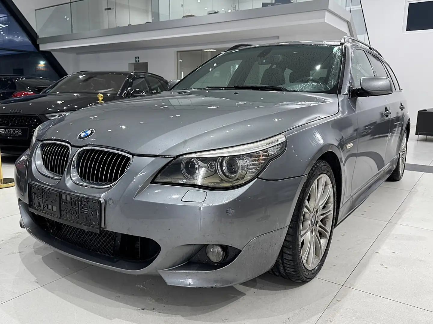 BMW 530 530d xDrive Touring Aut. *AB-WERK-PAKET*PANO*EX... Šedá - 1