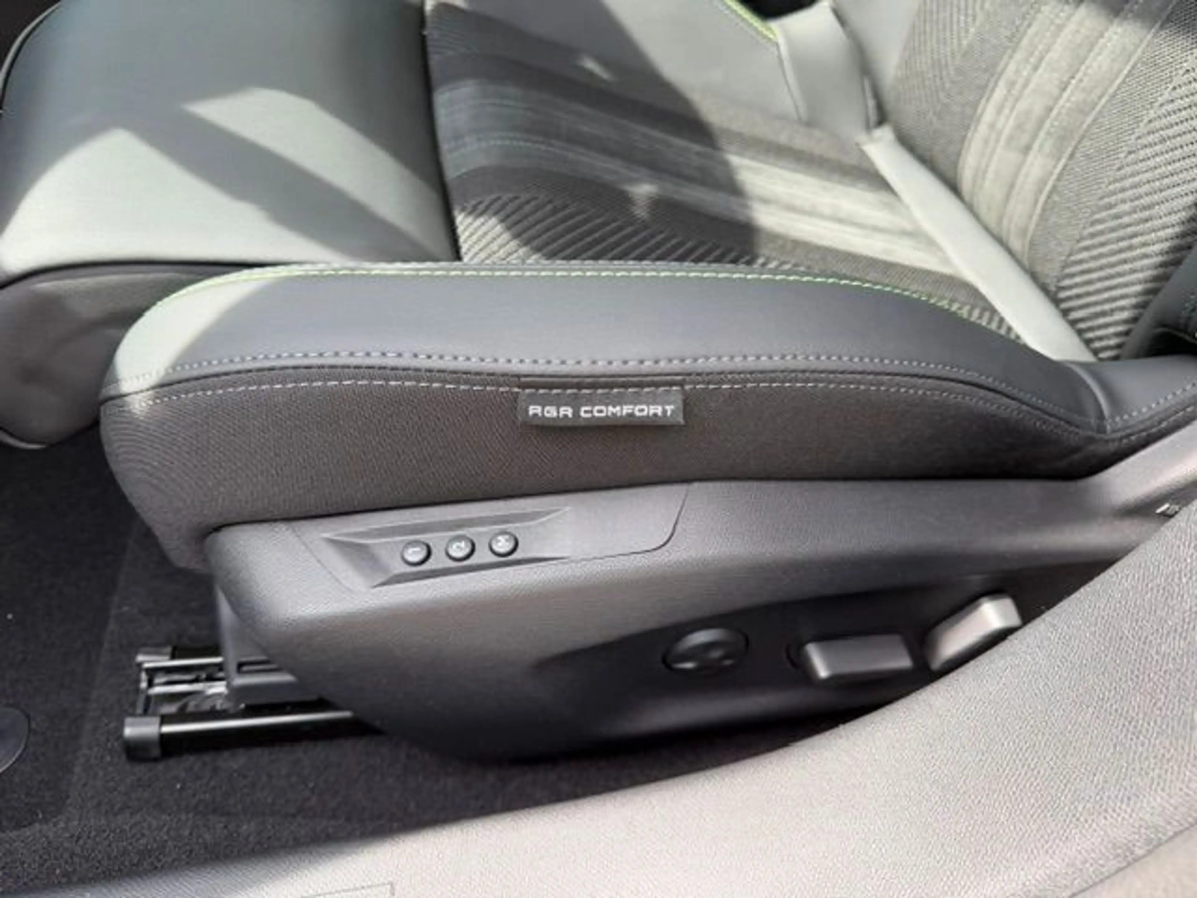 Peugeot 408 Plug-In Hybrid 240 e-DSC7 GT Exclusive (F) — photo 7
