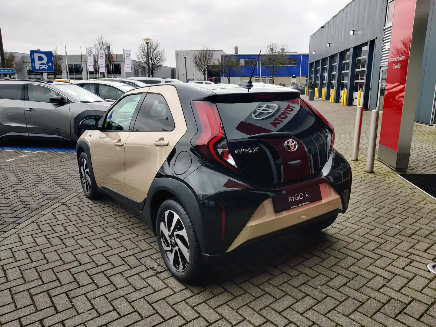 Toyota Aygo X PULSE APPLE/ANDROID CAMERA CLIMA 17"LMV PRIVACY-GL Grijs - 2