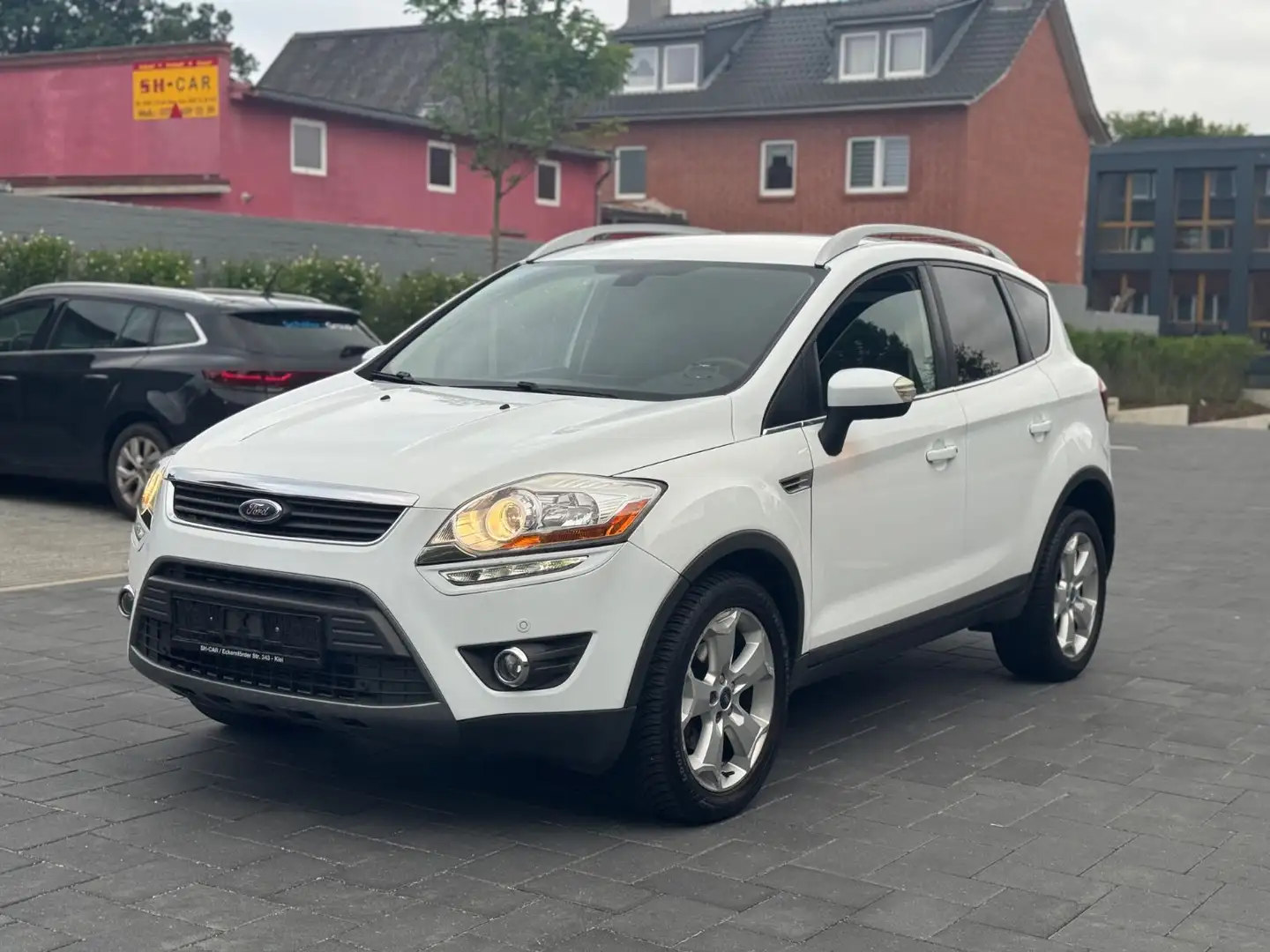 Ford Kuga Titanium / TÜV NEU - 1