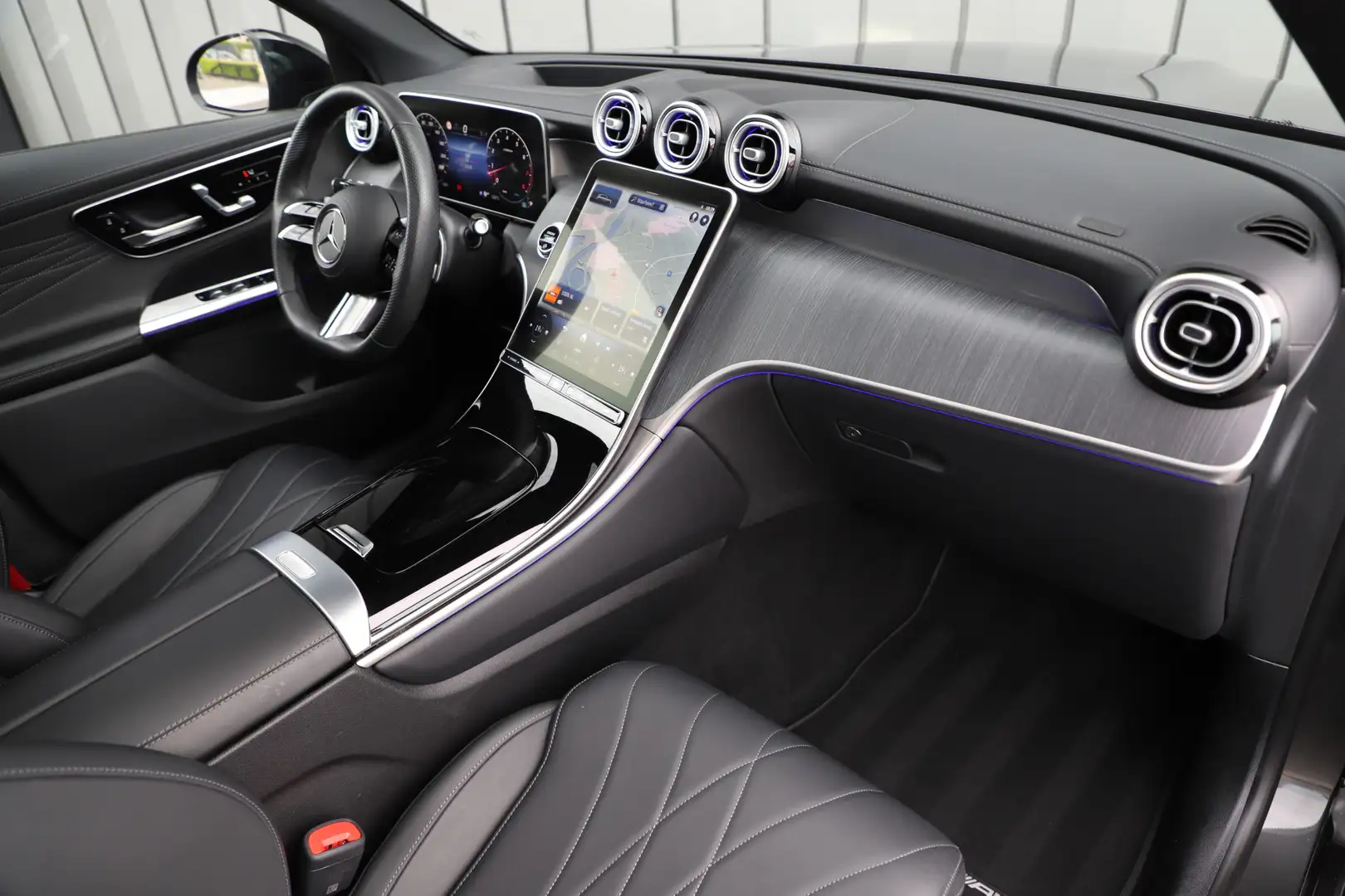 Mercedes-Benz GLC 300 AMG 4-Matic | 258PK | Pano | Sfeerverlichting | Ke Grijs - 2