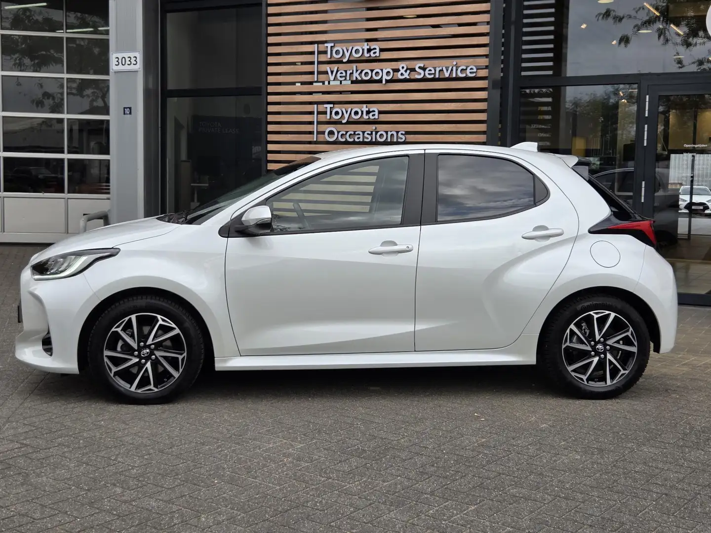 Toyota Yaris 1.5 Hybrid Dynamic Wit - 2