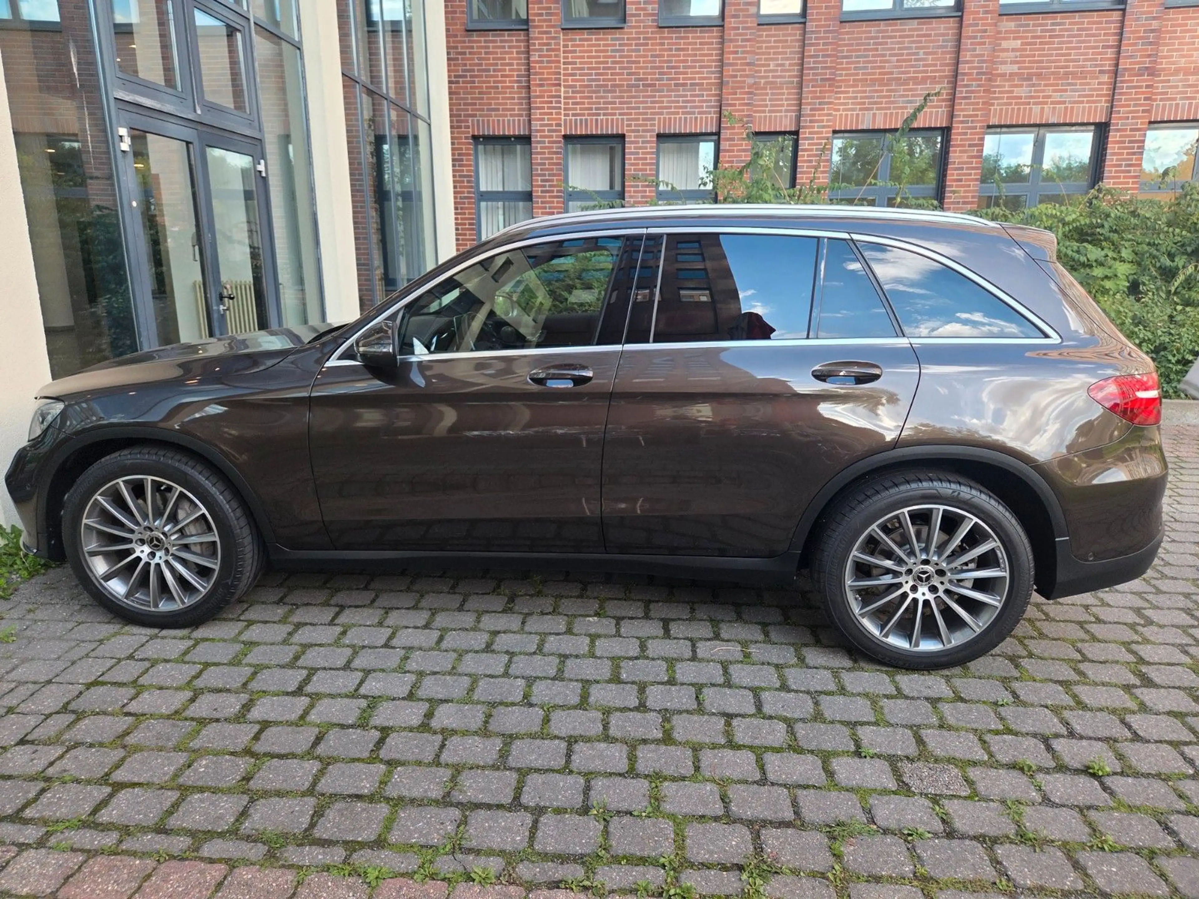 Mercedes-Benz GLC 250 4MATIC*AMG*PANO*DISTR*AHK*TOTW*LEDER* — photo 6