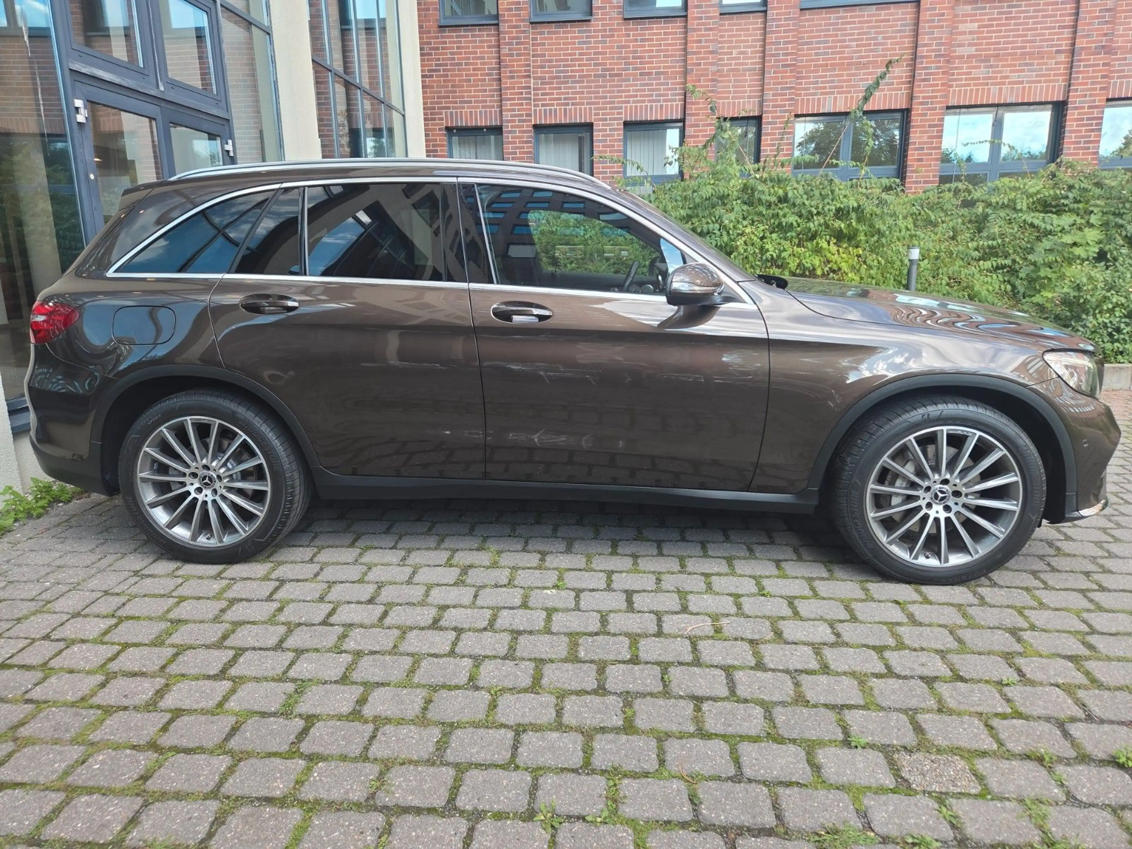 Mercedes-Benz GLC 250 4MATIC*AMG*PANO*DISTR*AHK*TOTW*LEDER* — photo 3