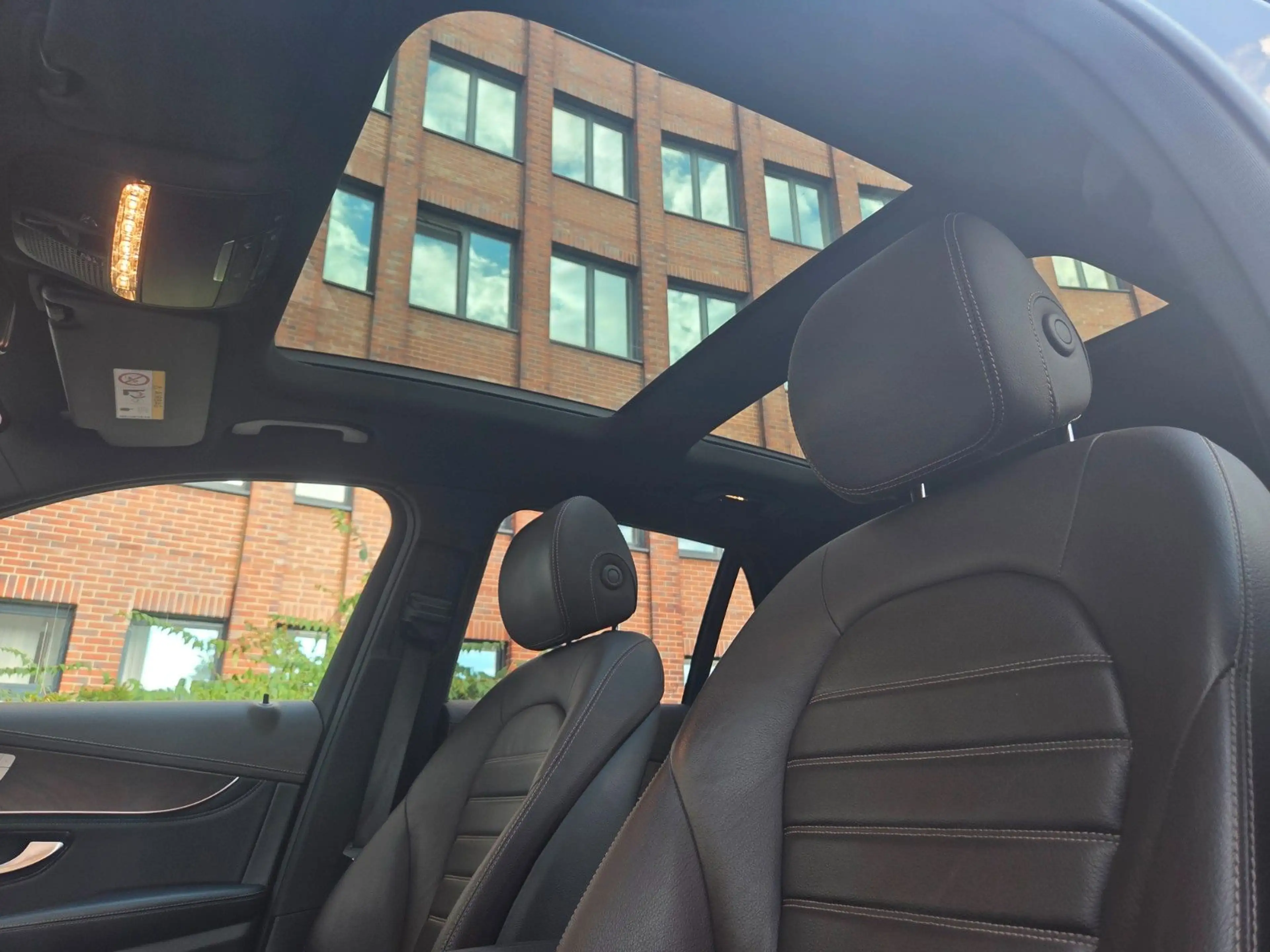 Mercedes-Benz GLC 250 4MATIC*AMG*PANO*DISTR*AHK*TOTW*LEDER* — photo 11