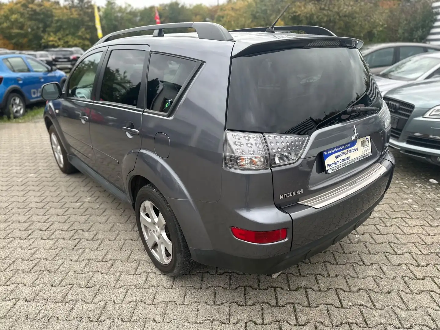 Mitsubishi Outlander - 2