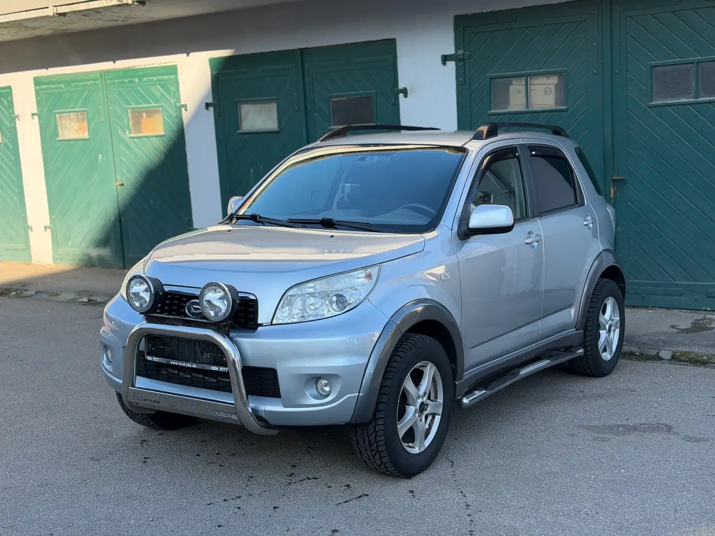 Daihatsu Terios TOP S 1.5 4x4 | Kamera, Rammbock, Euro-5 Silber - 1