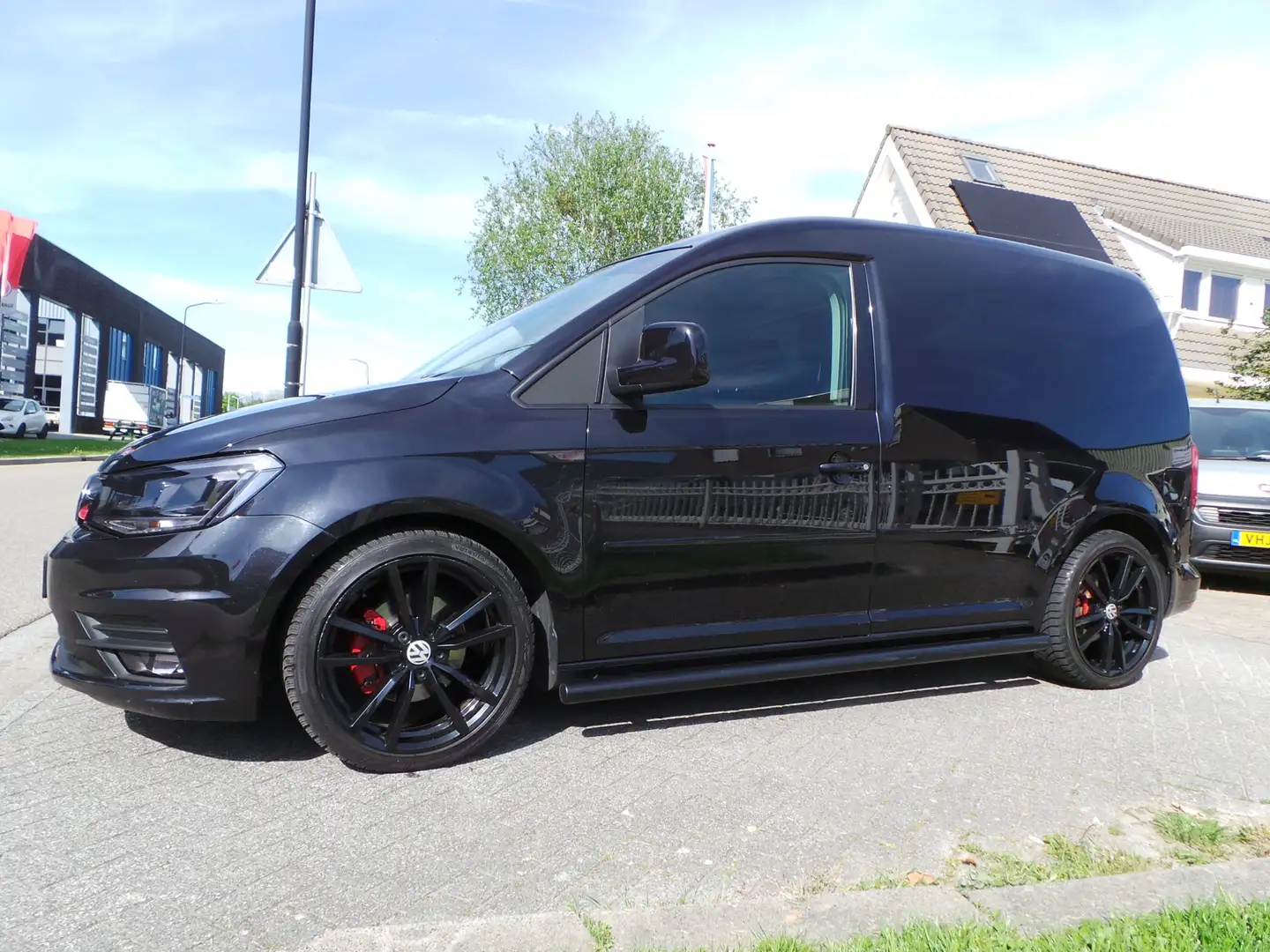 Volkswagen Caddy 2.0 TDI 180pk DSG MARGE Highline GTI Leer,Gr.Navi, Zwart - 1