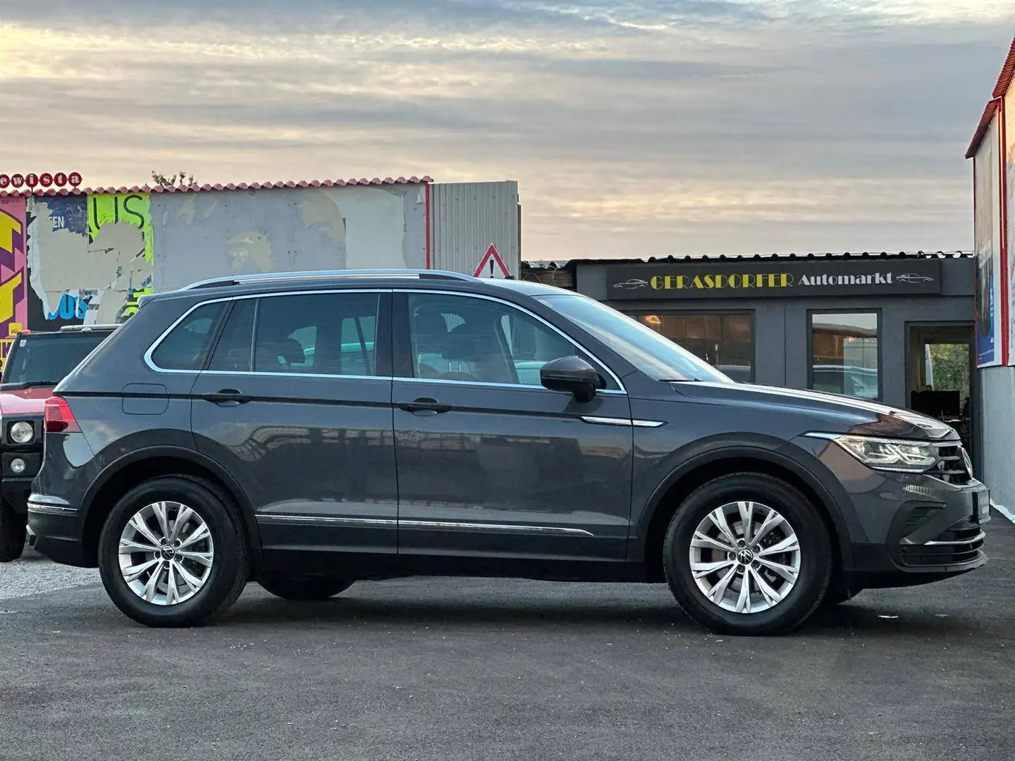 Volkswagen Tiguan 2.0TDI Life *ACC*Alcantara*LED*Massage*AHK*R-Kamera* Grau - 1