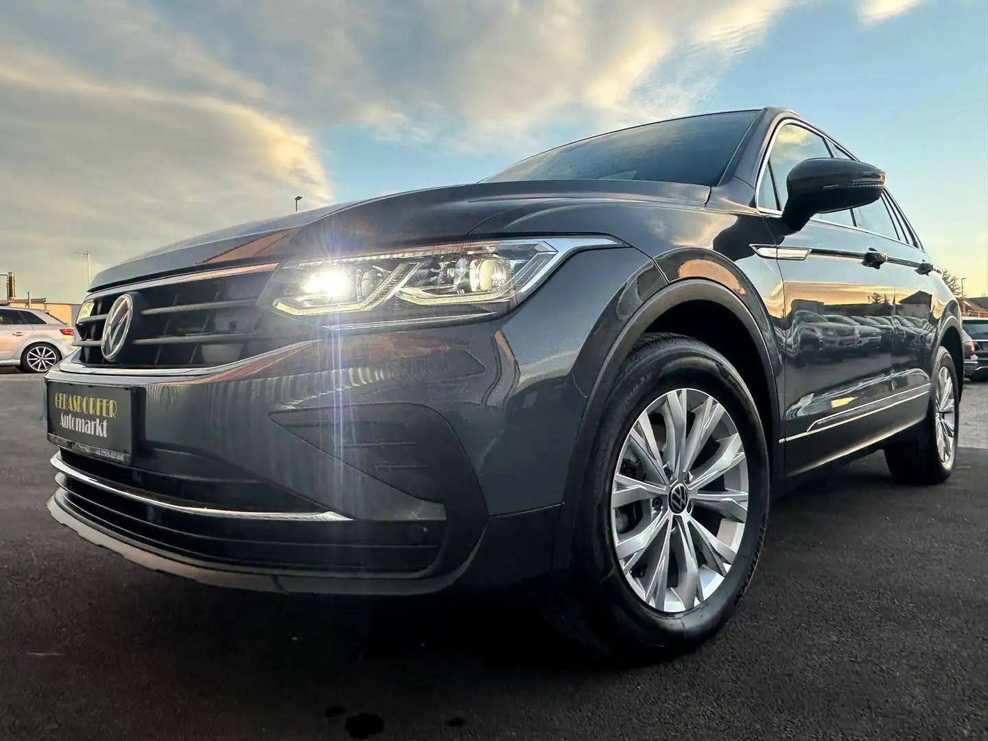 Volkswagen Tiguan 2.0TDI Life *ACC*Alcantara*LED*Massage*AHK*R-Kamera* Grau - 2