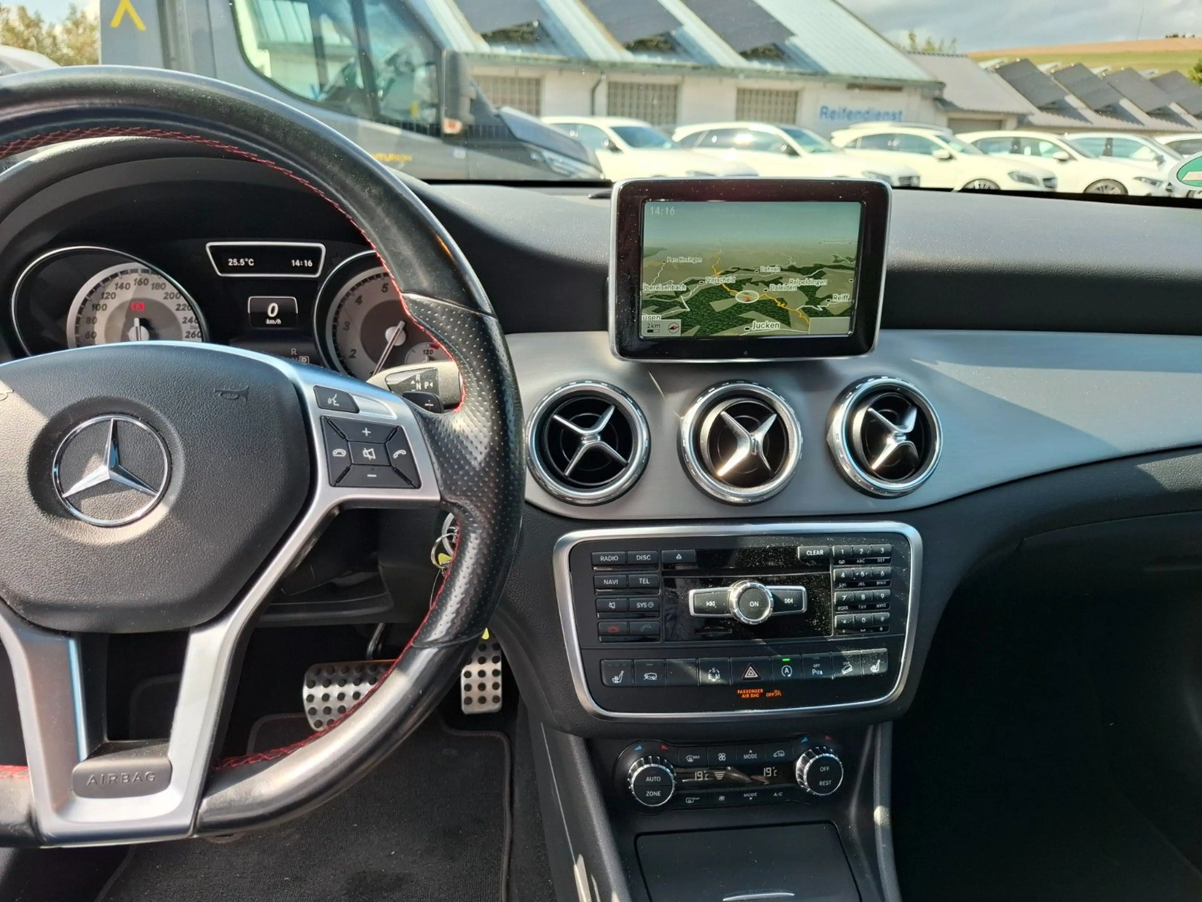 Mercedes-Benz GLA 250 4Matic AMG Line NIGHT COMAND PANO KAM — photo 6