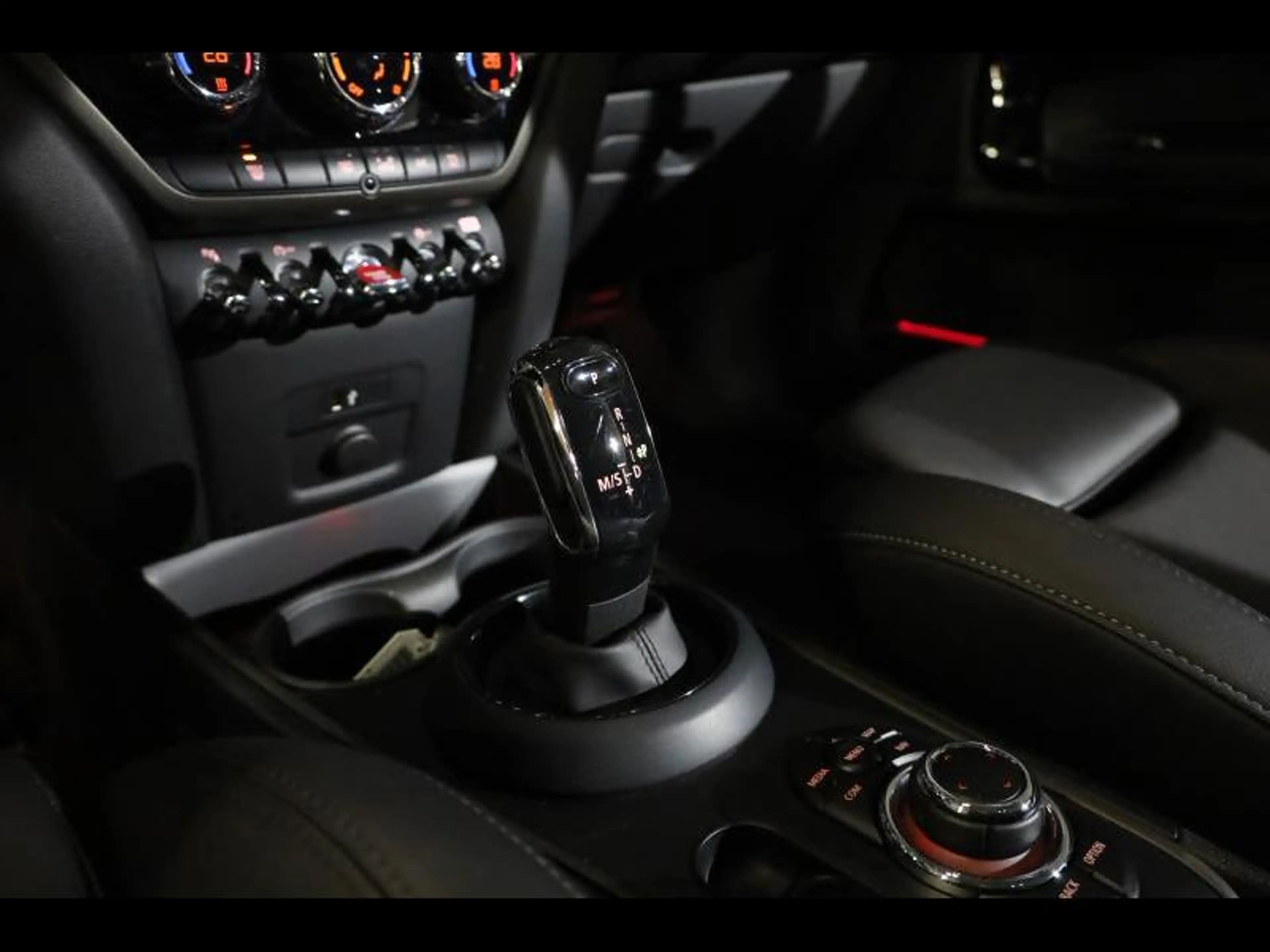 MINI One D Countryman — photo 10