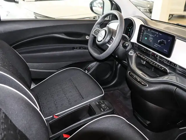 Fiat 500e view 3