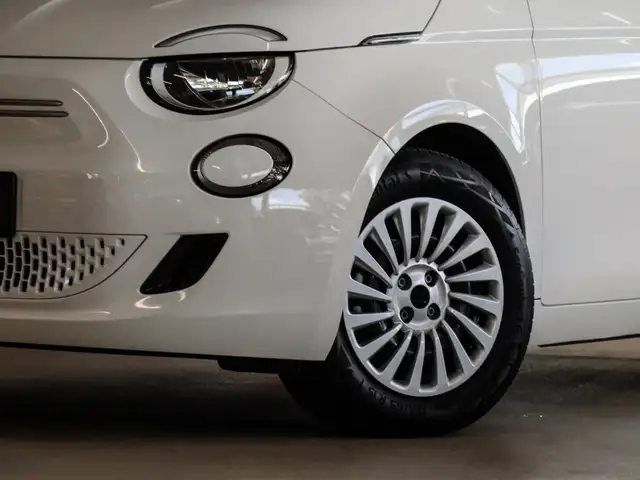 Fiat 500e view 5