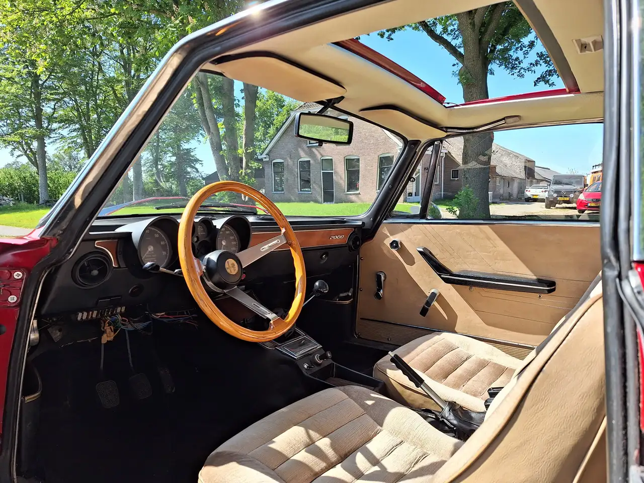 Alfa Romeo GTV 2000 Bertone (1972) red with beige int. + sunroof!, foto 2