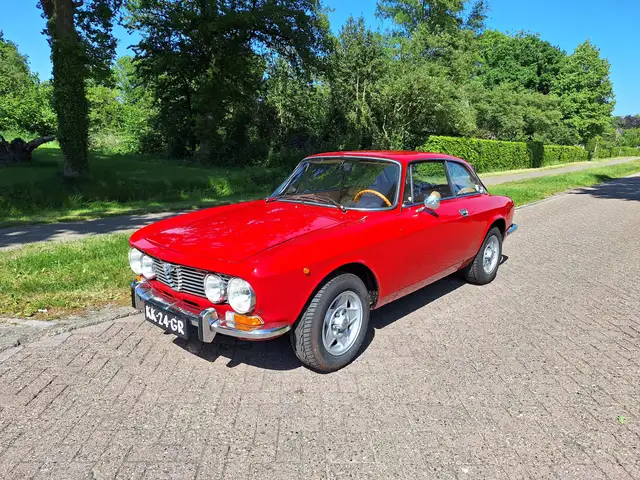 Alfa Romeo GTV 2000 Bertone (1972) red with beige int. + sunroof!