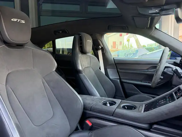 Porsche Taycan view 14
