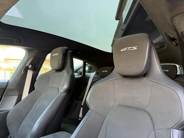 Porsche Taycan view 10