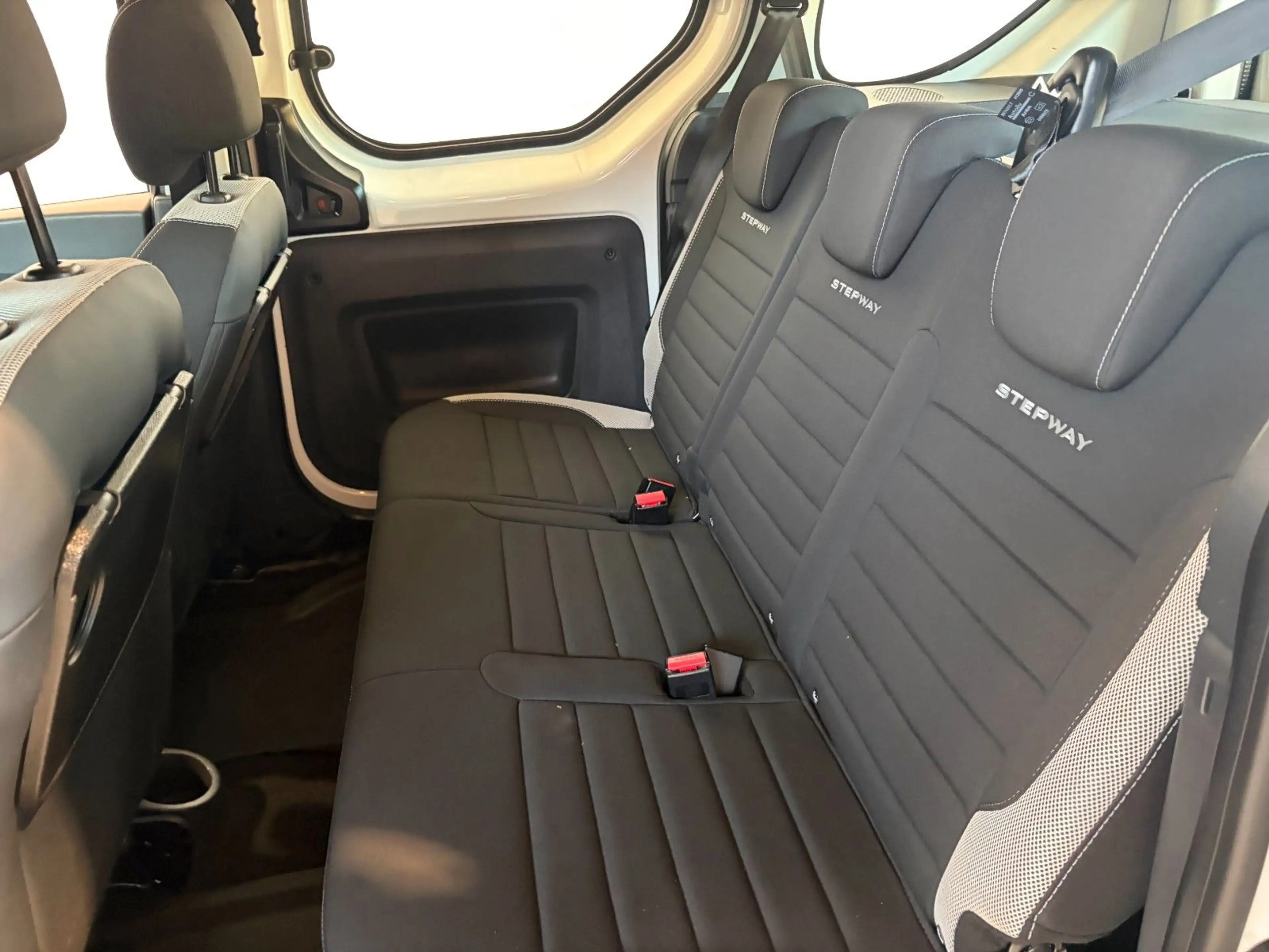 Dacia Dokker Stepway Plus 1.3 — photo 9