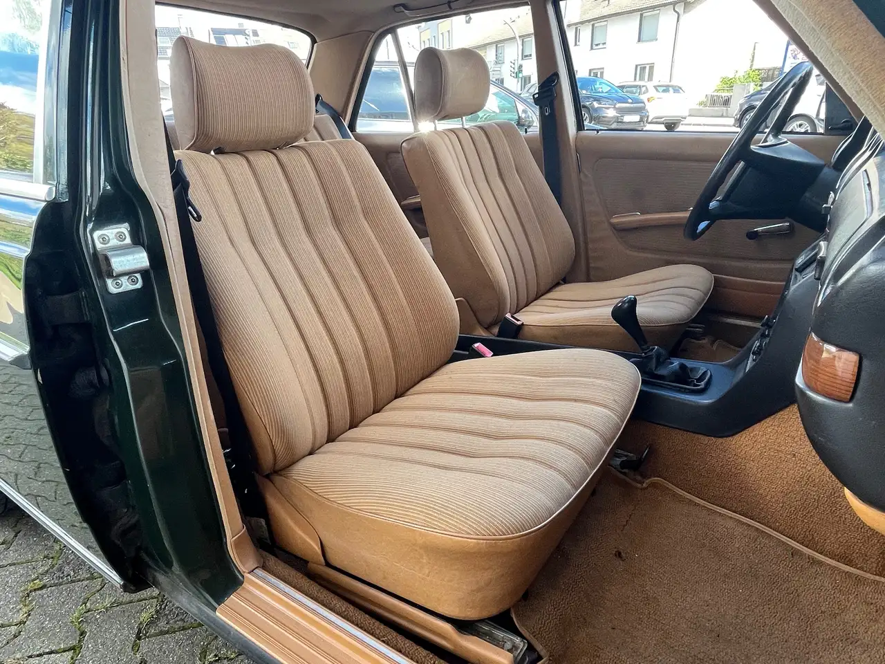 Mercedes-Benz 240 D W123 Oldtimer / TÜV 05.2028 / Schiebedach, foto 12