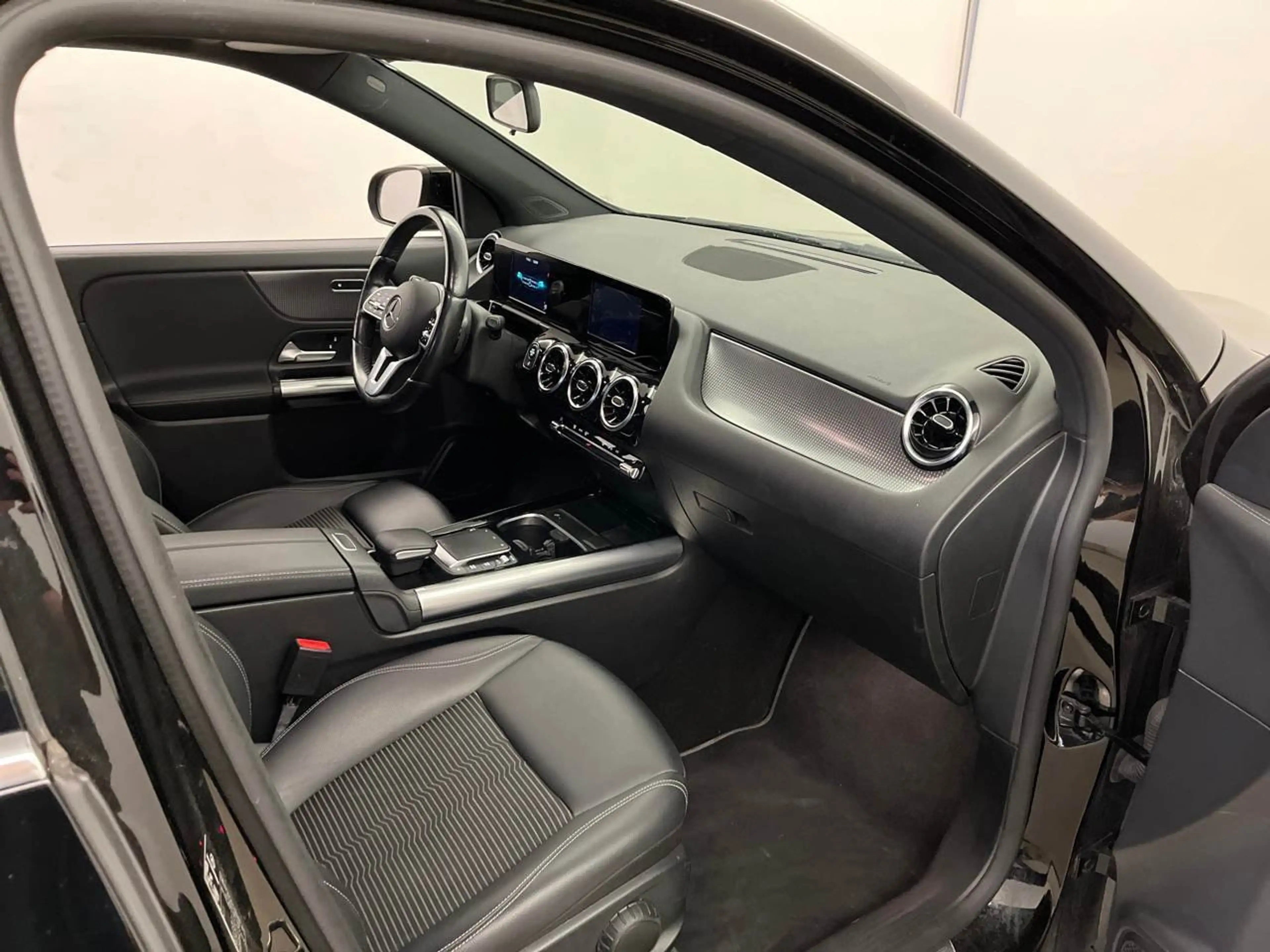 Mercedes-Benz GLA 220 d 4Matic Progressive AHK Pano S-Dach Key — photo 9