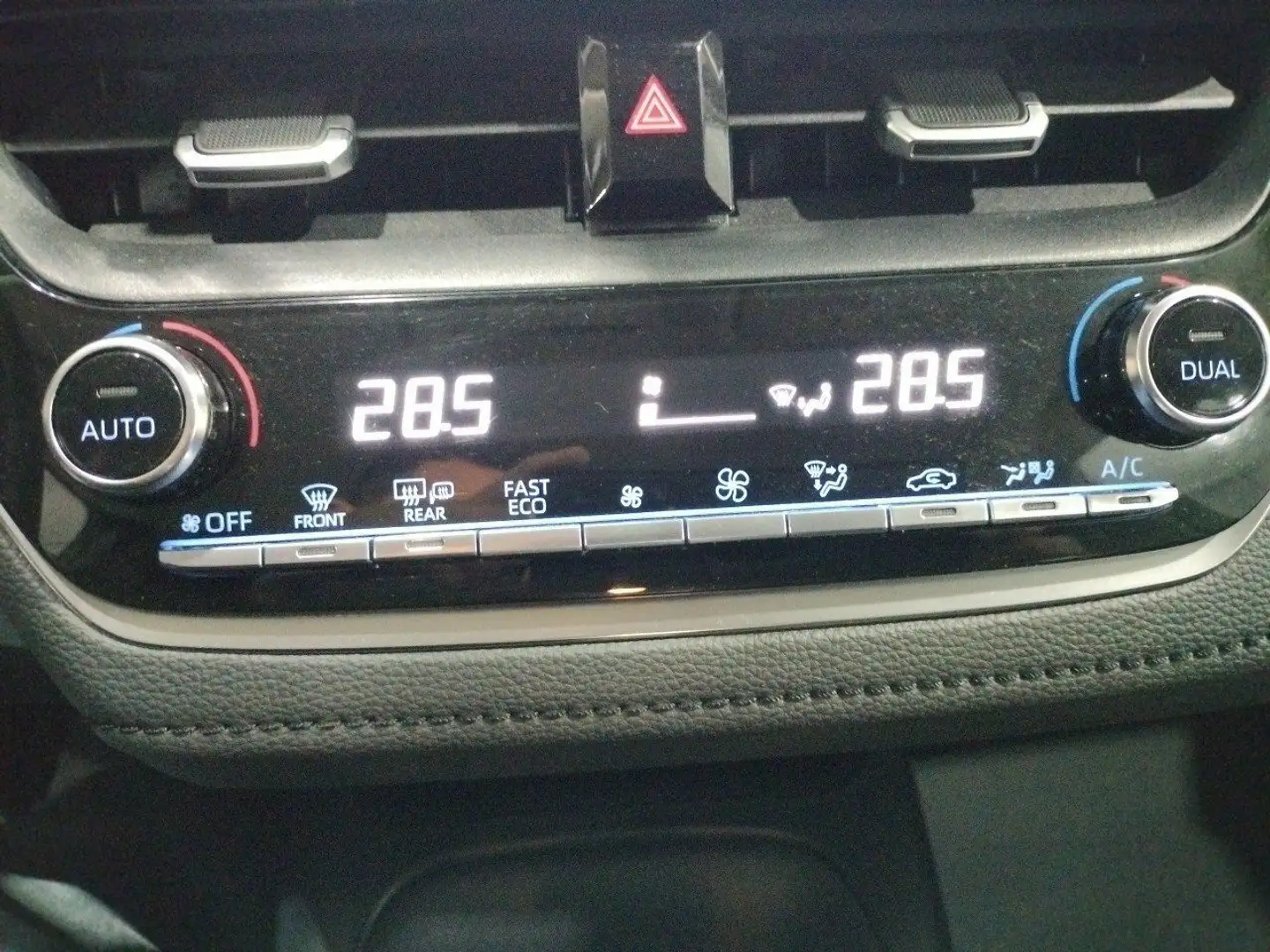 Toyota Corolla Sedán  125H Active Tech Negro - 2
