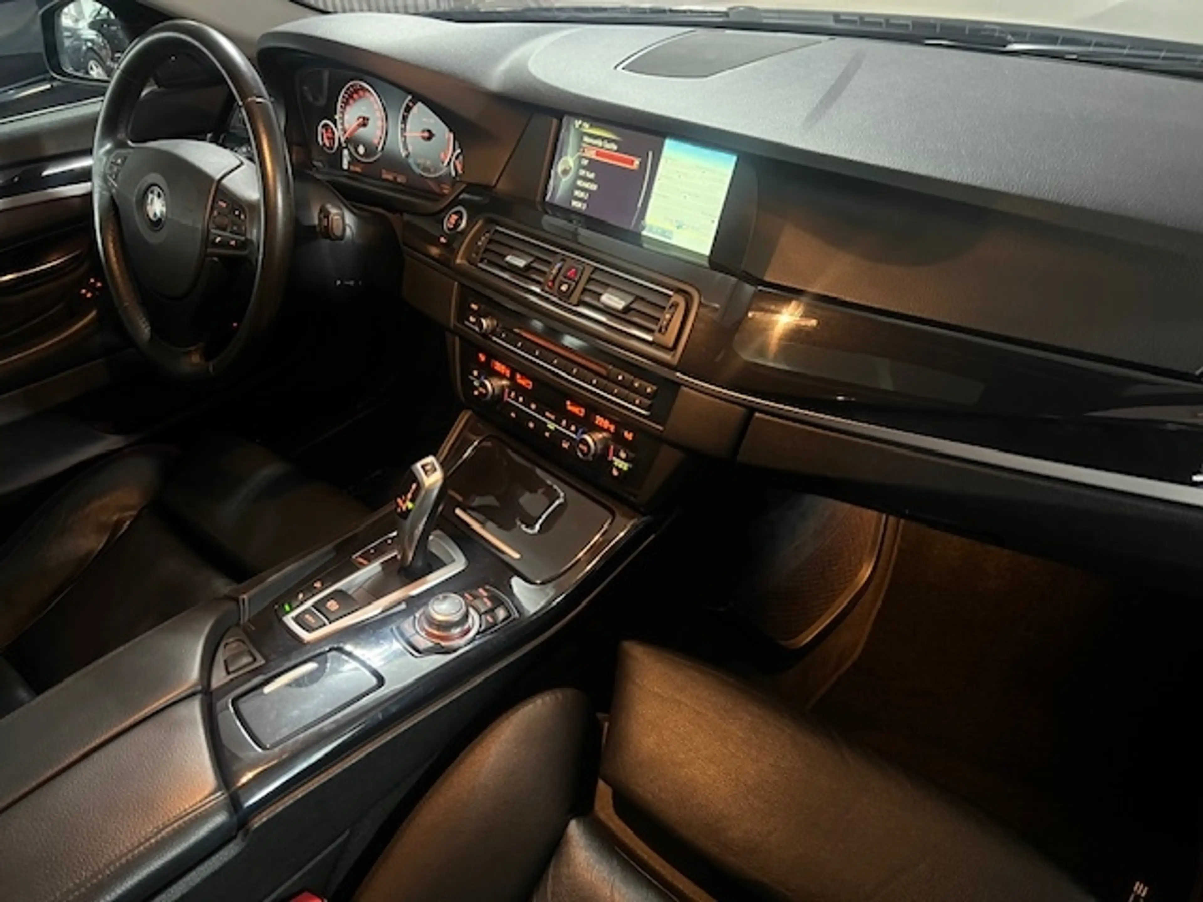 BMW 535 xDrive HUD AD StandHZG TV Navi Leder Soundsystem B — photo 10