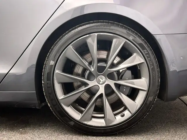 Tesla Model S view 11