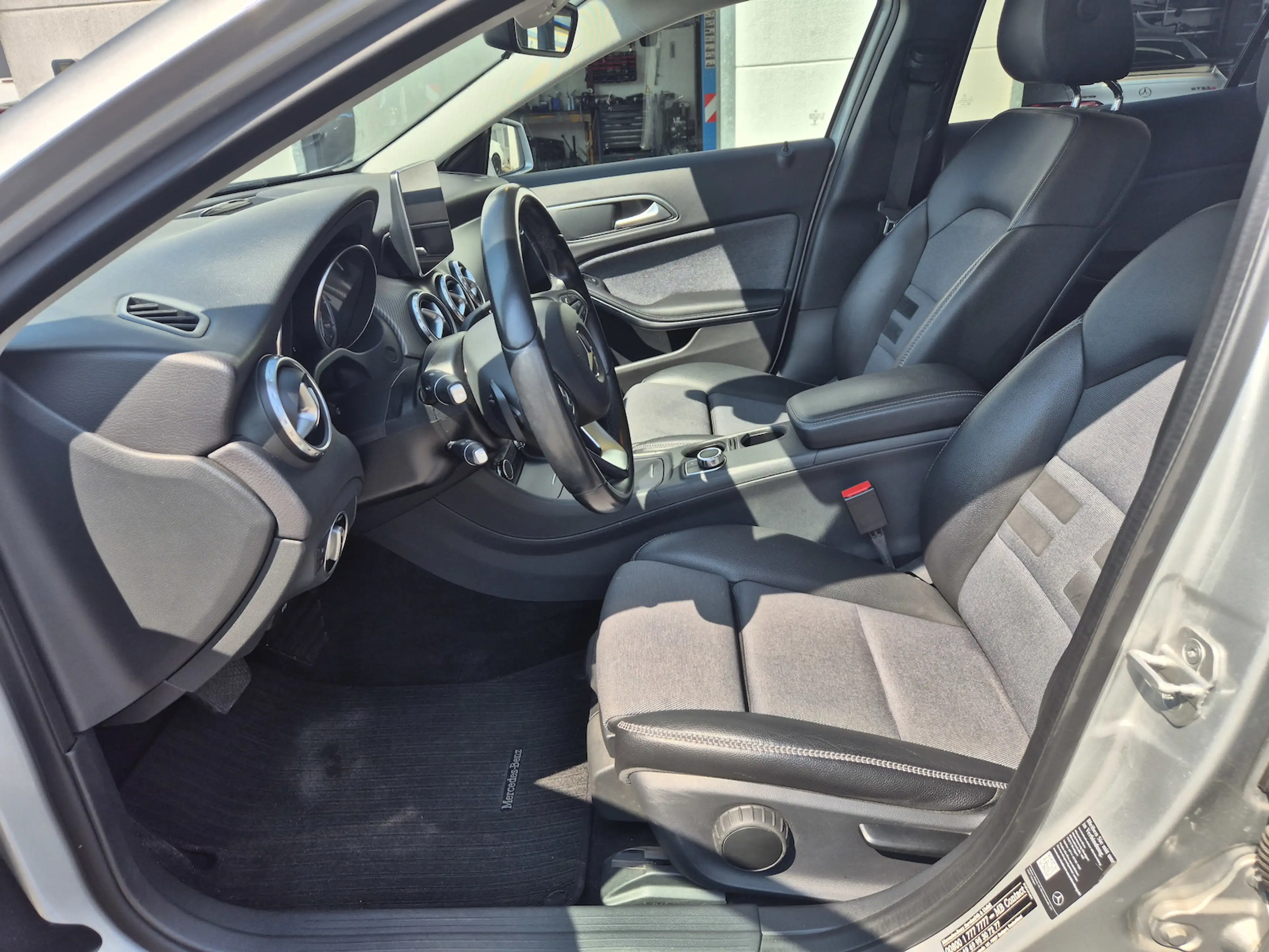 Mercedes-Benz GLA 180 Rückfahramera, Klima, Navi, PDC, Panormadach, Sitz — photo 9
