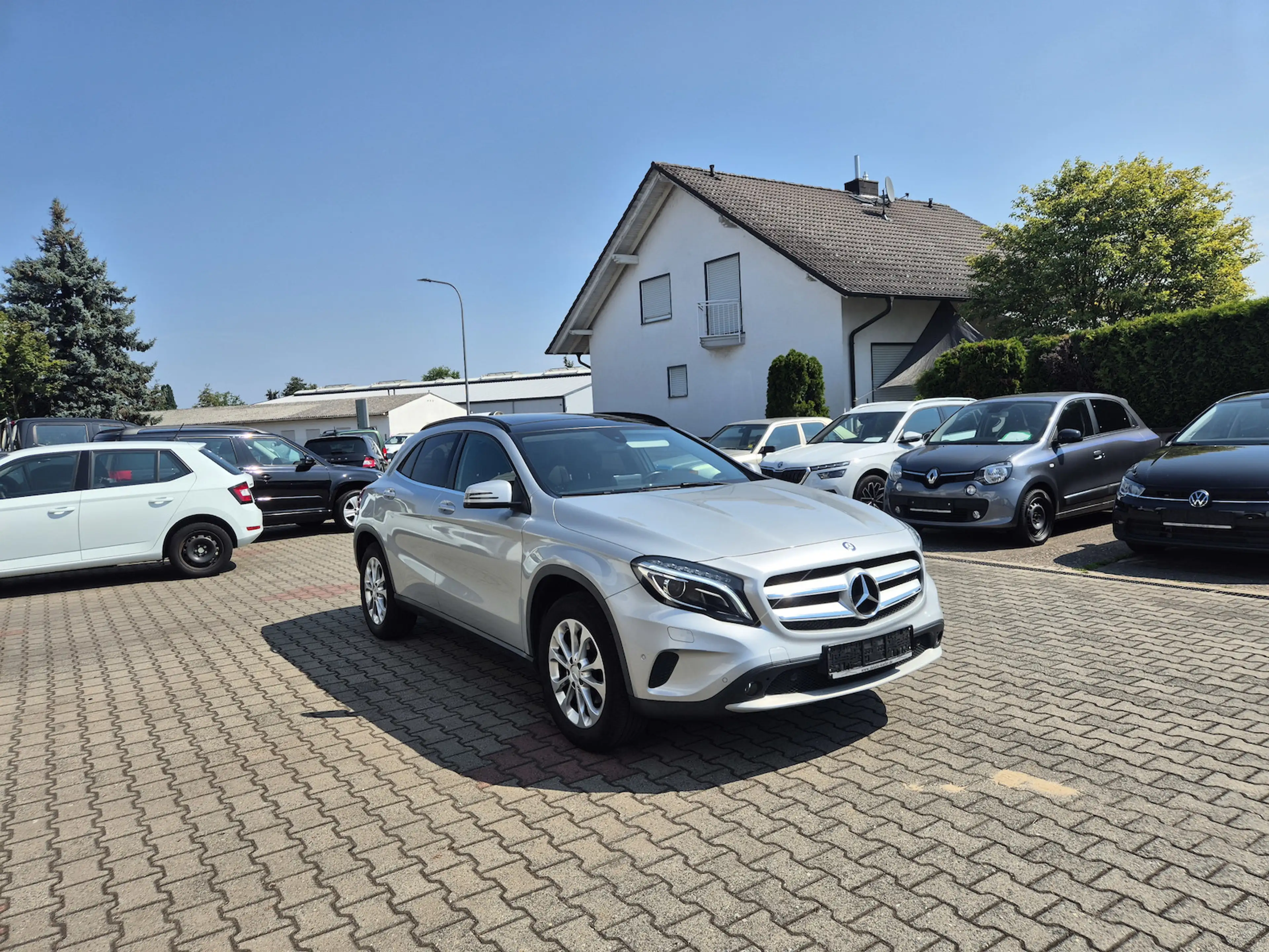 Mercedes-Benz GLA 180 Rückfahramera, Klima, Navi, PDC, Panormadach, Sitz