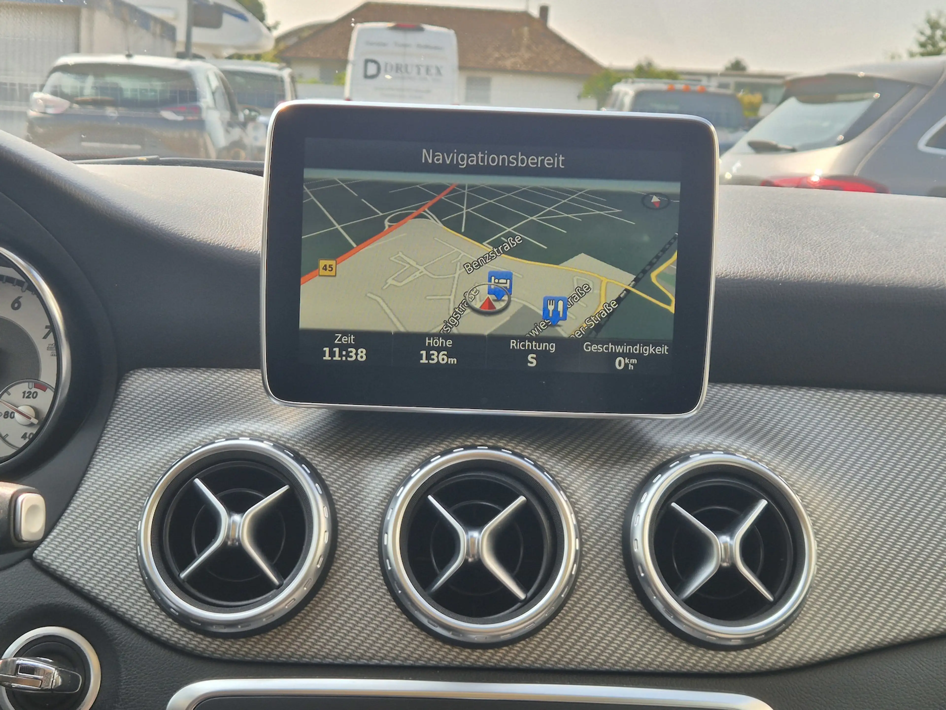 Mercedes-Benz GLA 180 Rückfahramera, Klima, Navi, PDC, Panormadach, Sitz — photo 13