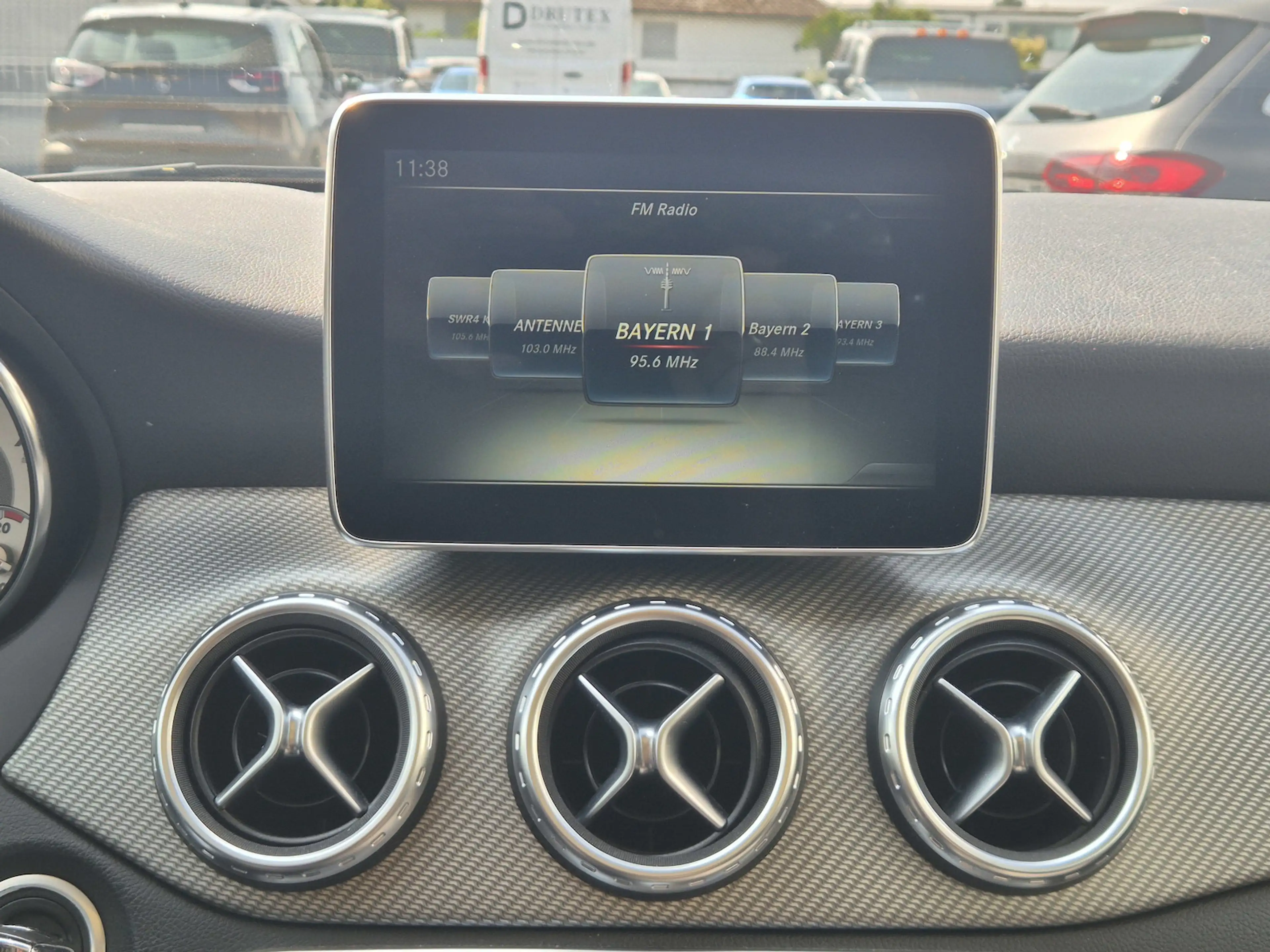 Mercedes-Benz GLA 180 Rückfahramera, Klima, Navi, PDC, Panormadach, Sitz — photo 12