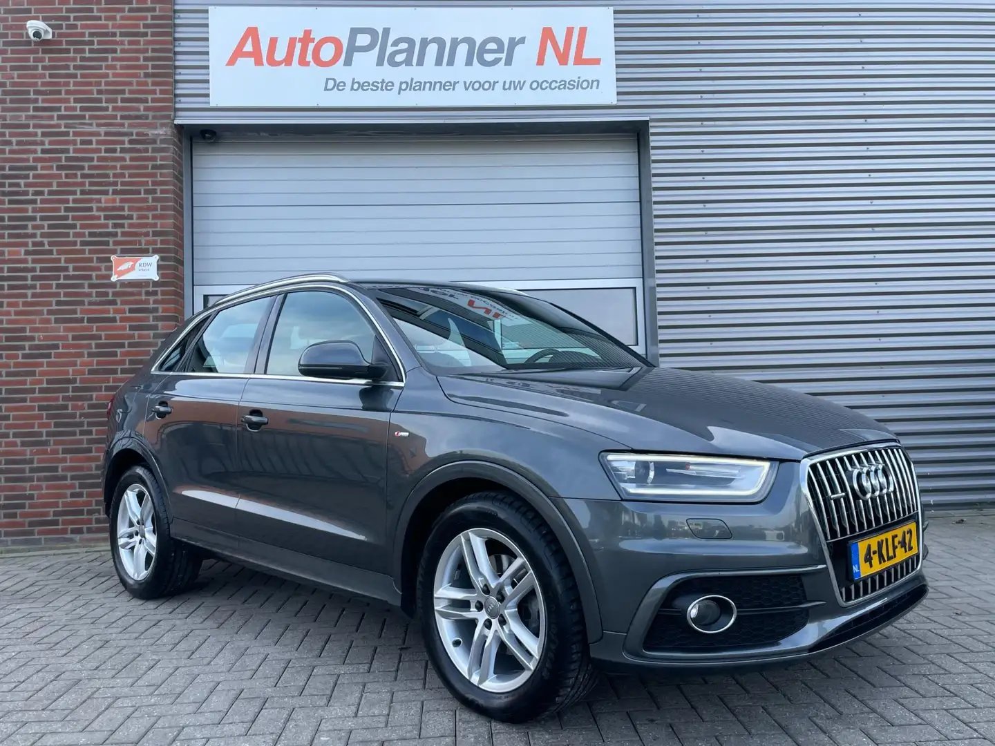Audi Q3 2.0 TFSI Quattro! S-line! Clima! Cruise! Navi! PDC Grijs - 1