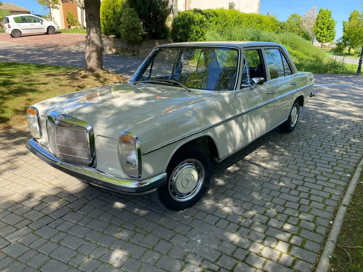 Mercedes-Benz 220 - 1