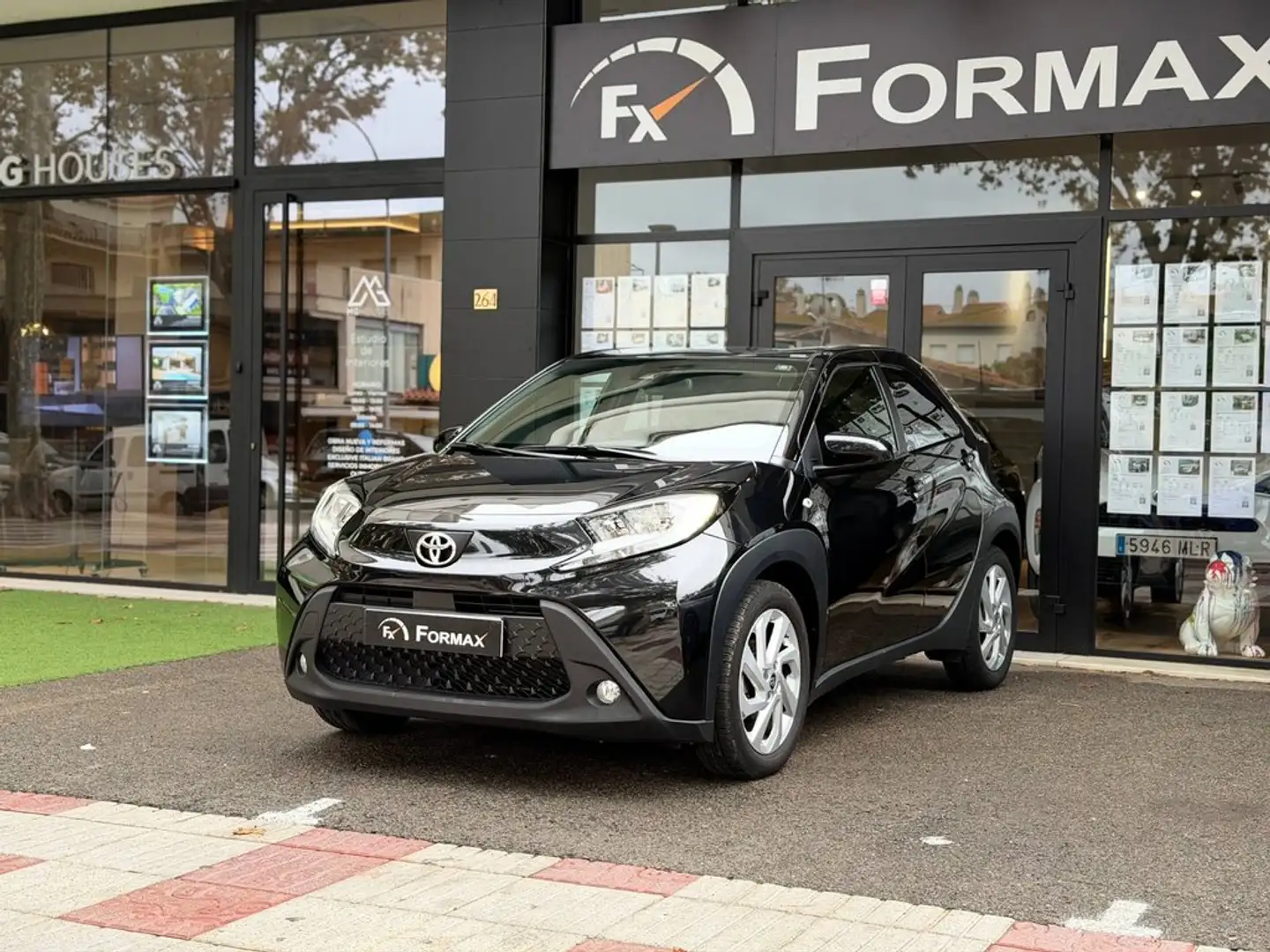 Toyota 1.0 VVT-I 72CV Play Negro - 1