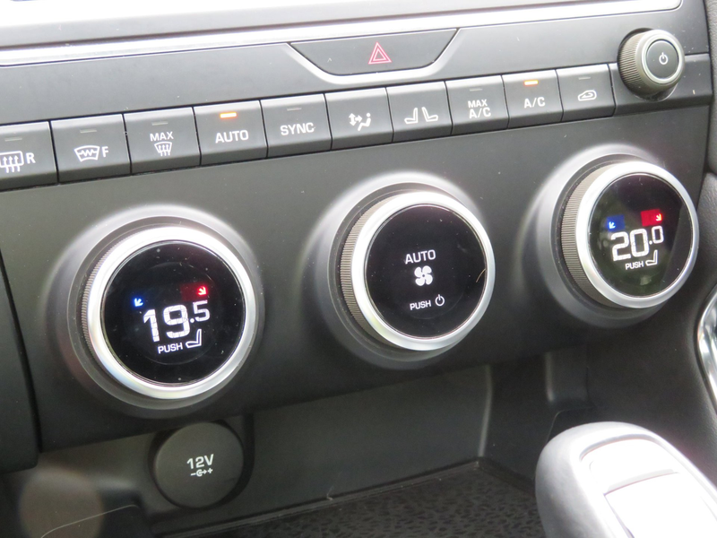 Jaguar E-Pace 2.0 P250 AWD R-Dynamic S LEDER-PANODAK-DEALER OH — photo 13