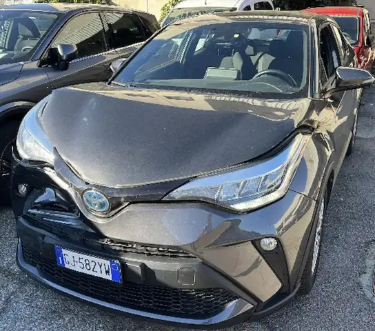 Toyota C-HR 1.8h Business e-cvt  DANNO SU PARTE ANTERIORE