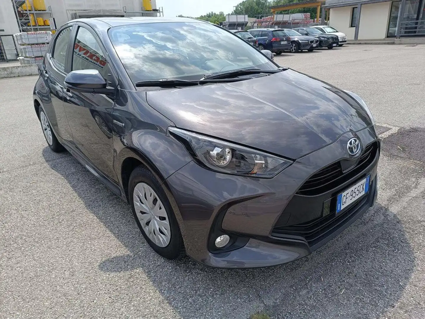 Toyota Yaris 1.5 Hybrid 5 porte Business Gris - 2